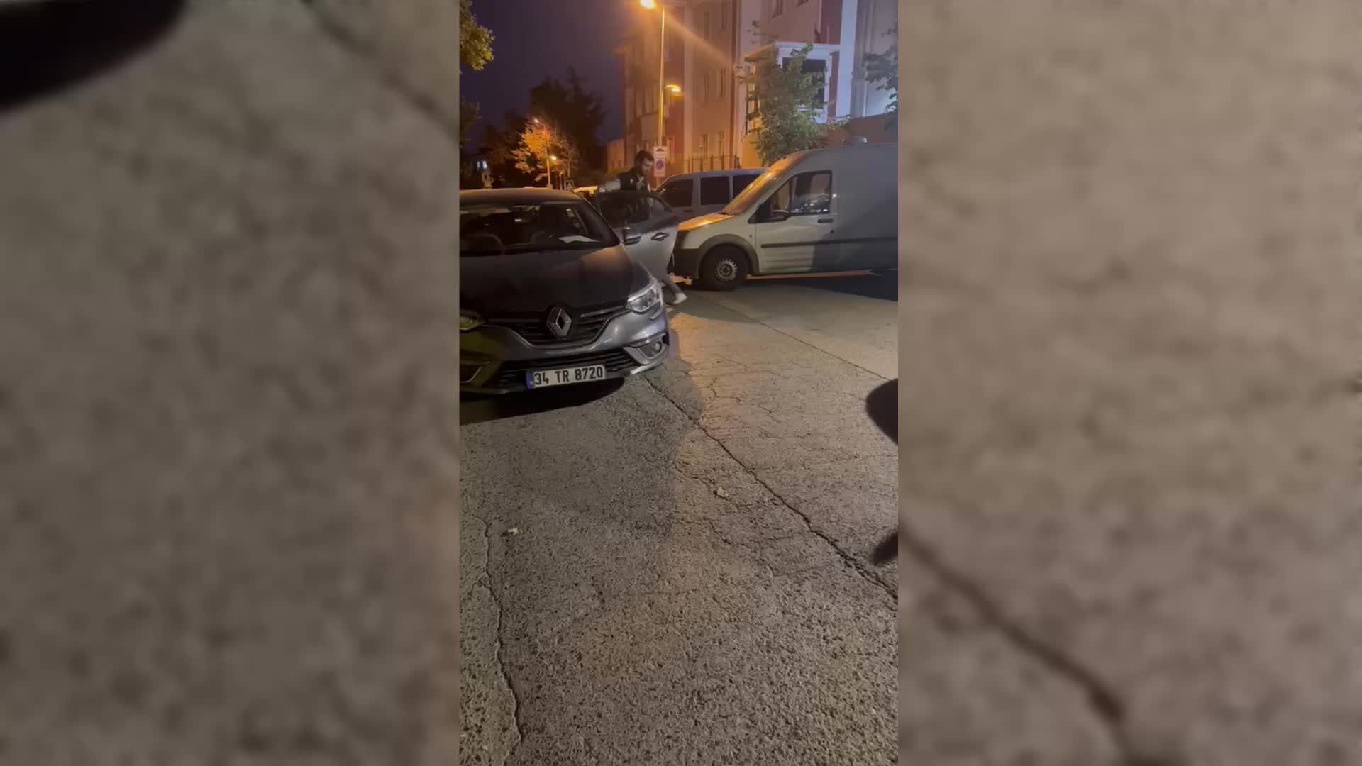 İSTANBUL VALİLİĞİ, ESENYURT'TA KADINA ŞİDDET UYGULAYAN VE 11 SUÇ KAYDI BULUNAN Ş. D.'NİN GÖZALTINA ALINDIĞINI BİLDİRDİ