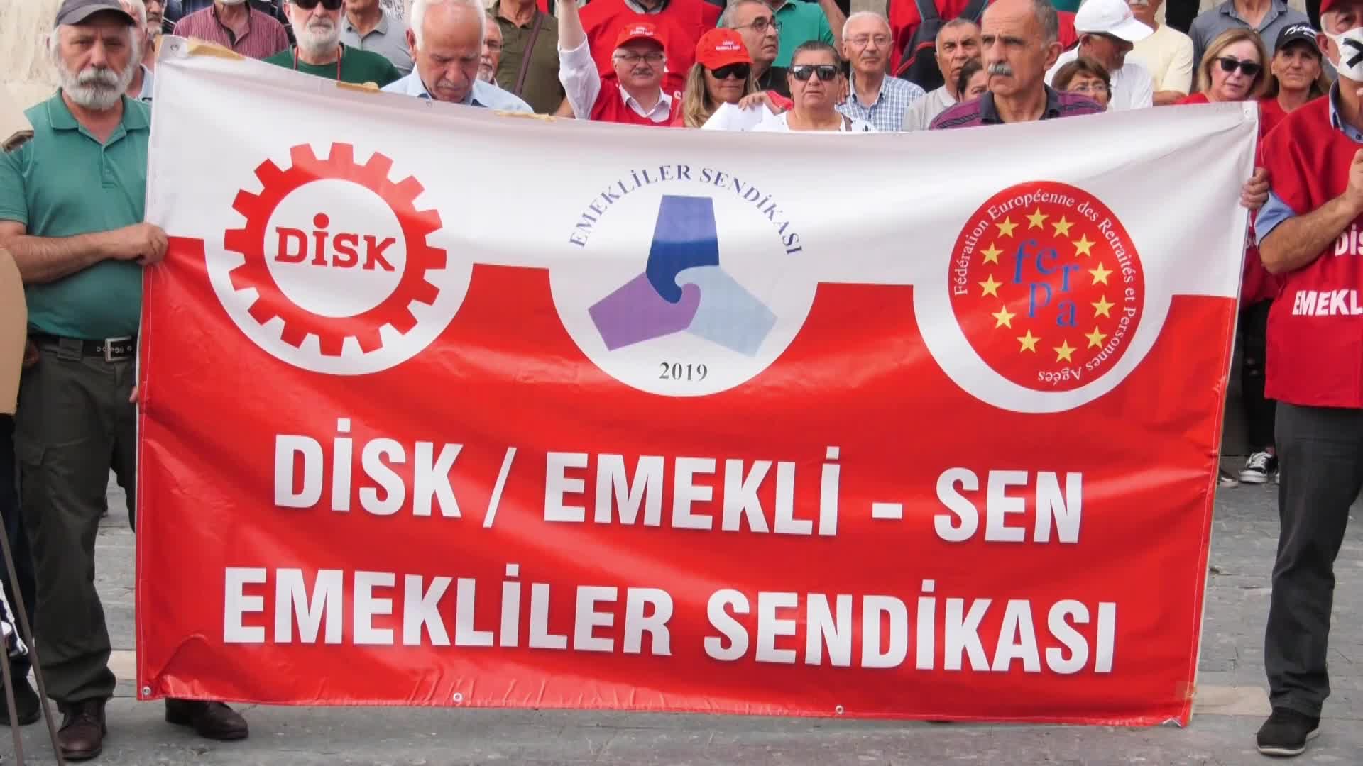 EMEKLİ-SEN’İN MAAŞ ZAMMI PROTESTOSUNA KATILAN EMEKLİ: “MEMURA VERDİĞİNİ BİZE DE VERMESİ GEREKİRDİ. OYU SADECE MEMURDAN ALMADI, EMEKLİDEN DE ALDI. AMA YEREL SEÇİMLERDE EMEKLİNİN ONA YAPACAĞINI GÖRECEK”