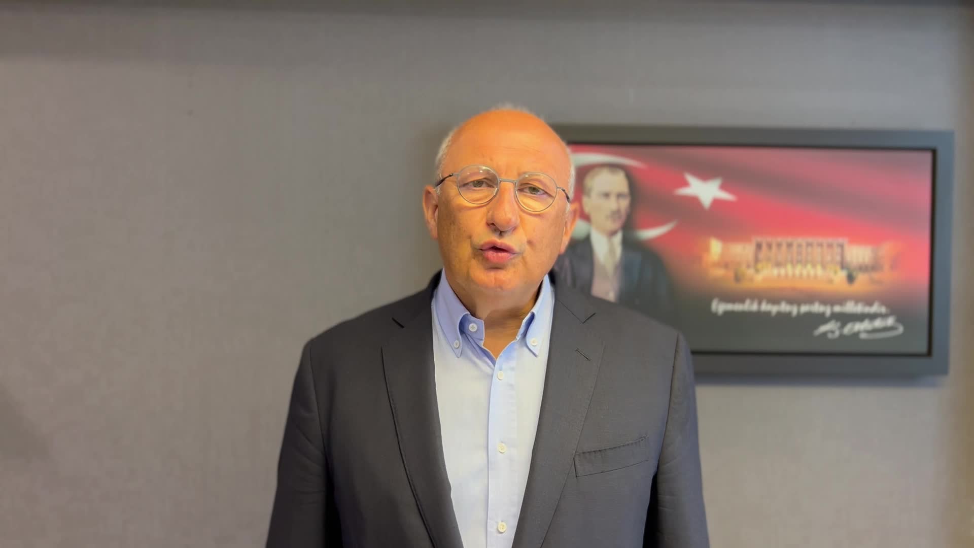 UTKU ÇAKIRÖZER'DEN BASIN ÖZGÜRLÜĞÜ RAPORU: "GAZETECİNİN KADERİ BU YIL DA TUTUKLAMA, GÖZALTI, SORUŞTURMA, DAYAK VE ENGELLEME OLDU"