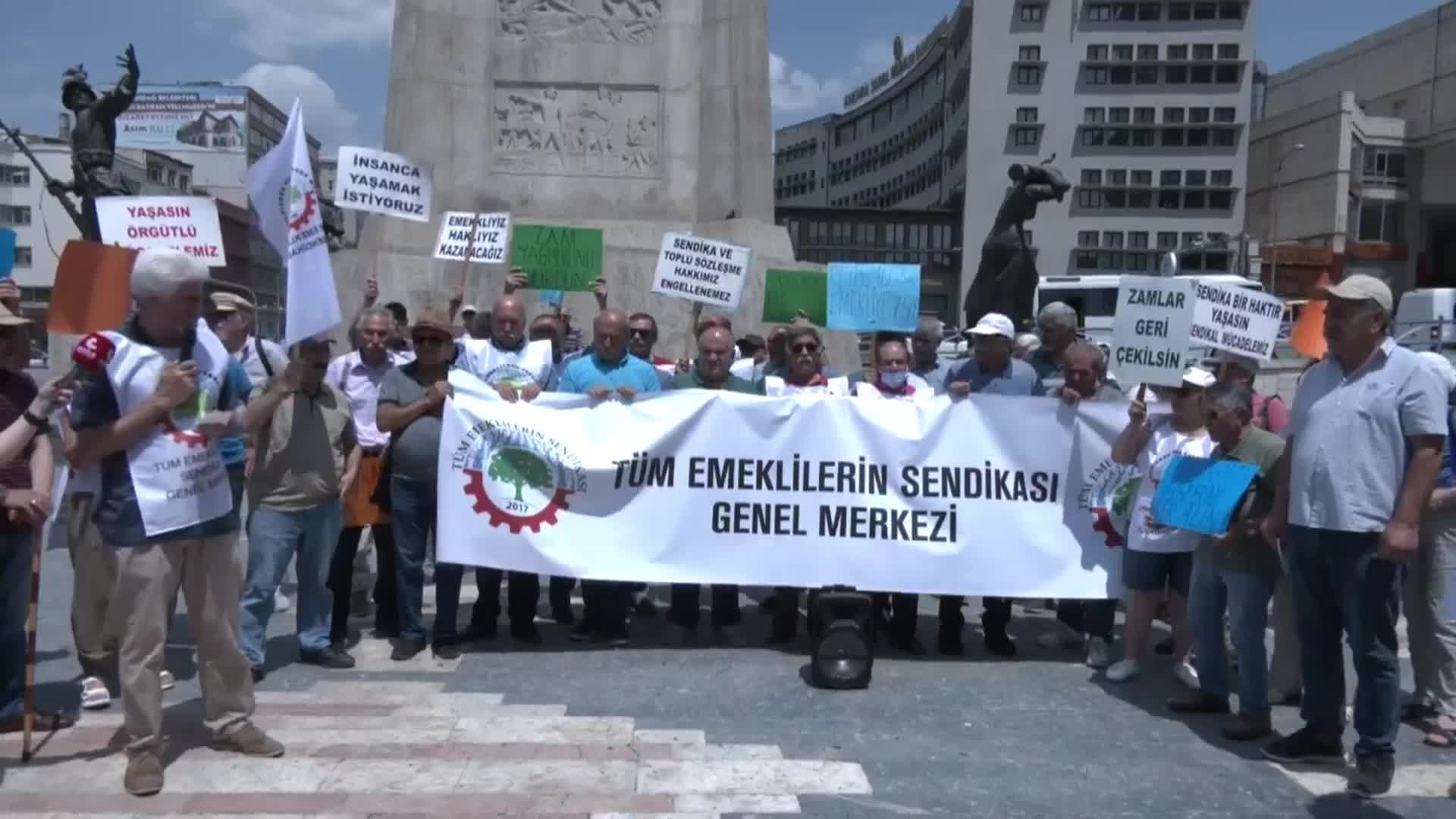 TÜM EMEKLİ-SEN, EMEKLİ MAAŞLARINA YAPILAN ZAMMI PROTESTO ETTİ: “EN DÜŞÜK EMEKLİ MAAŞINI 15 BİN LİRAYA ÇIKARIN. ÇALIŞAN MEMUR-EMEKLİ MEMUR ARASINDA YARATTIĞINIZ MAAŞ UÇURUMUNU KALDIRIN”