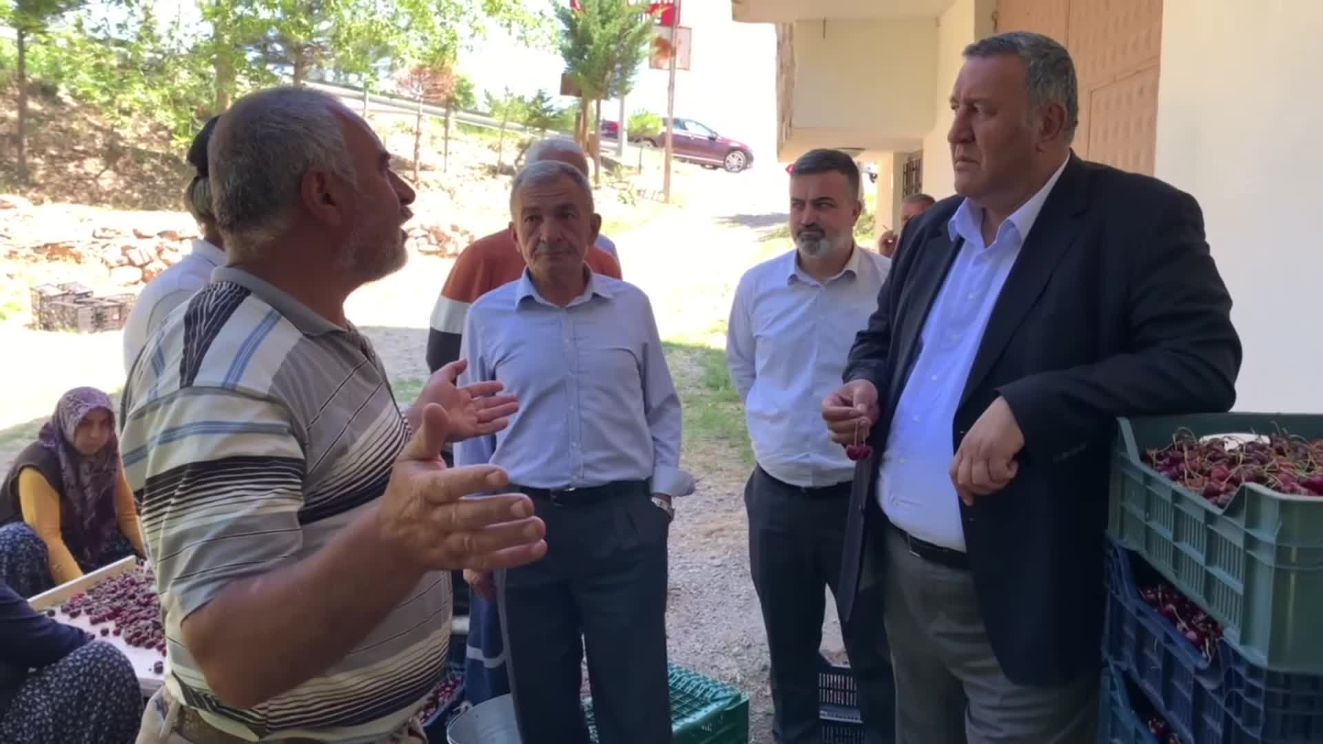 NİĞDELİ KİRAZ ÜRETİCİSİ: "GEÇEN SENE 4 KİLOGRAM VERİP ÇALIŞTIRDIĞIM İŞÇİYE ŞU ANDA 40 KİLOGRAM KİRAZ VERİP ÇALIŞTIRMAK ZORUNDAYIM"