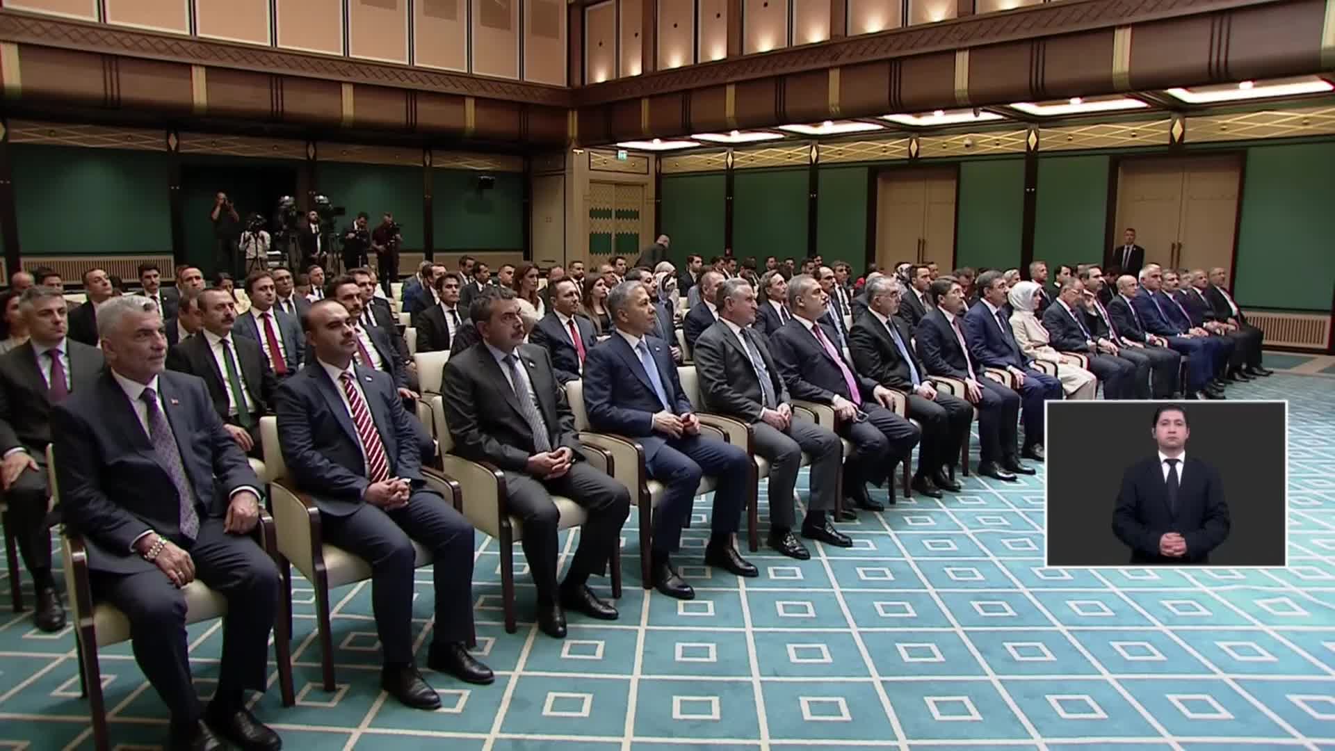 ERDOĞAN: “HEM BÜTÇE GELİRLERİNİ ARTIRMAYA HEM DE BÜTÇE DIŞI KAYNAK SAĞLAMAYA YÖNELİK ÇALIŞMALARIMIZIN SEMERESİNİ GÖRDÜKÇE, KENDİNİ MAĞDUR HİSSEDEN TÜM KESİMLERİN GÖNLÜNÜ MUTLAKA ALACAĞIZ”
