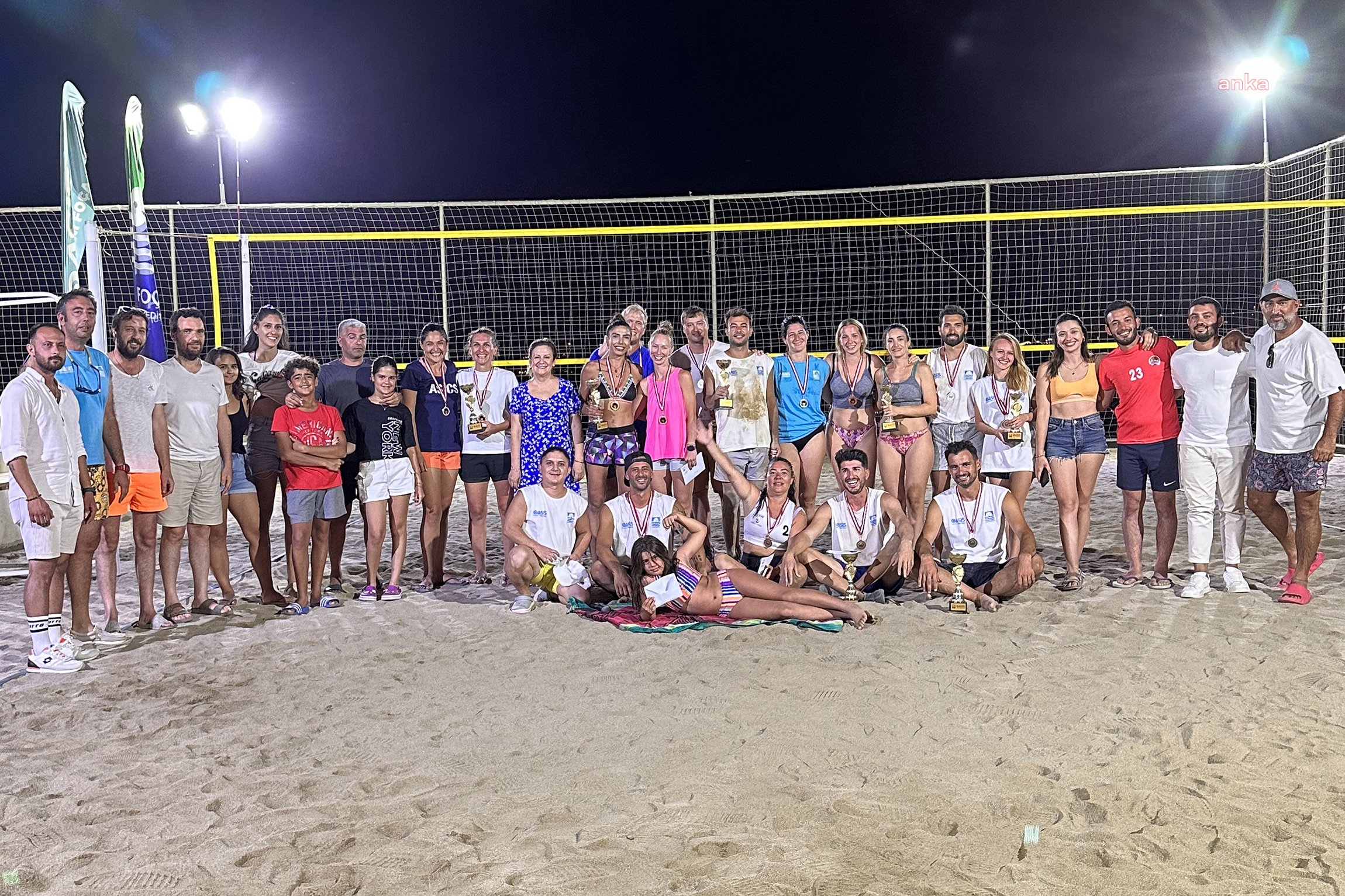 YENİFOÇA'DA PLAJ VOLEYBOLU RÜZGARI