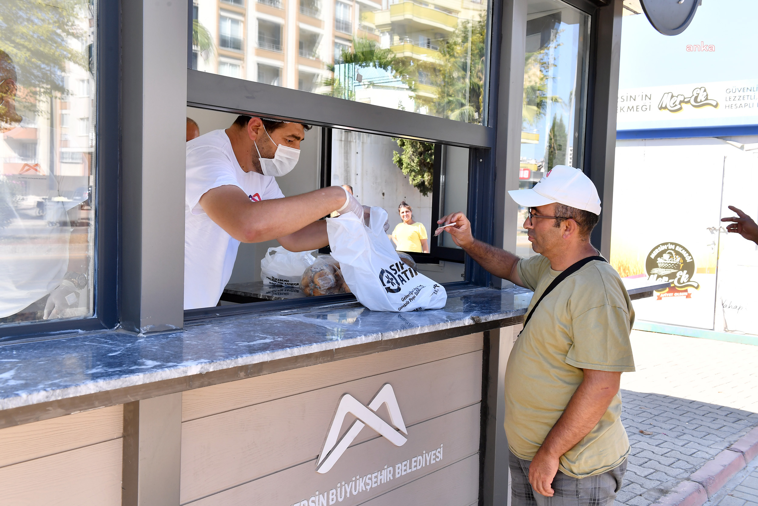 MERSİN BÜYÜKŞEHİR'İN MAHALLE MUTFAKLARI’NDA 2 MİLYON PAKET YEMEK, DAR GELİRLİYE ULAŞTI