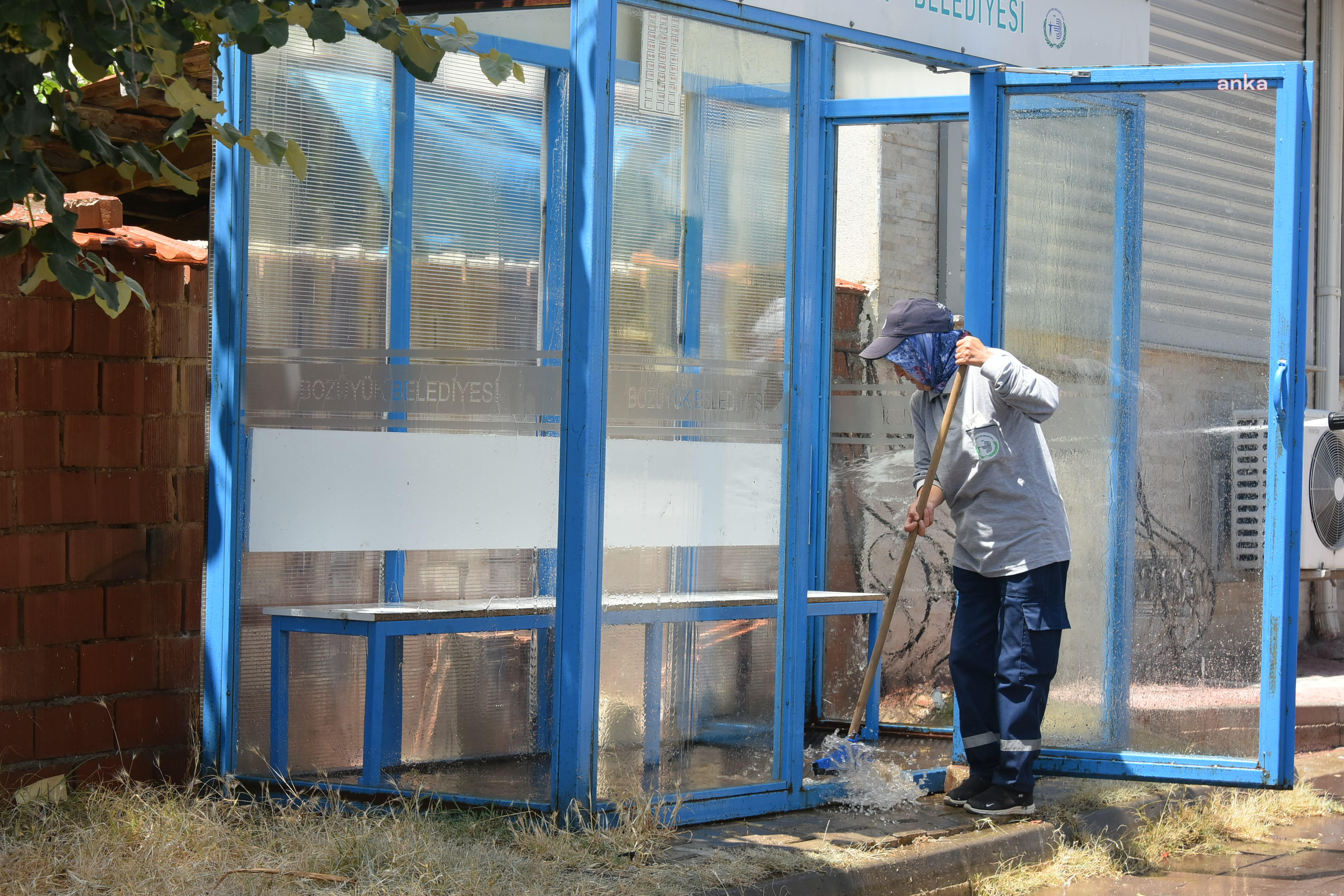 BOZÜYÜK BELEDİYESİ, DURAKLARDA TEMİZLİK ÇALIŞMALARINA DEVAM EDİYOR