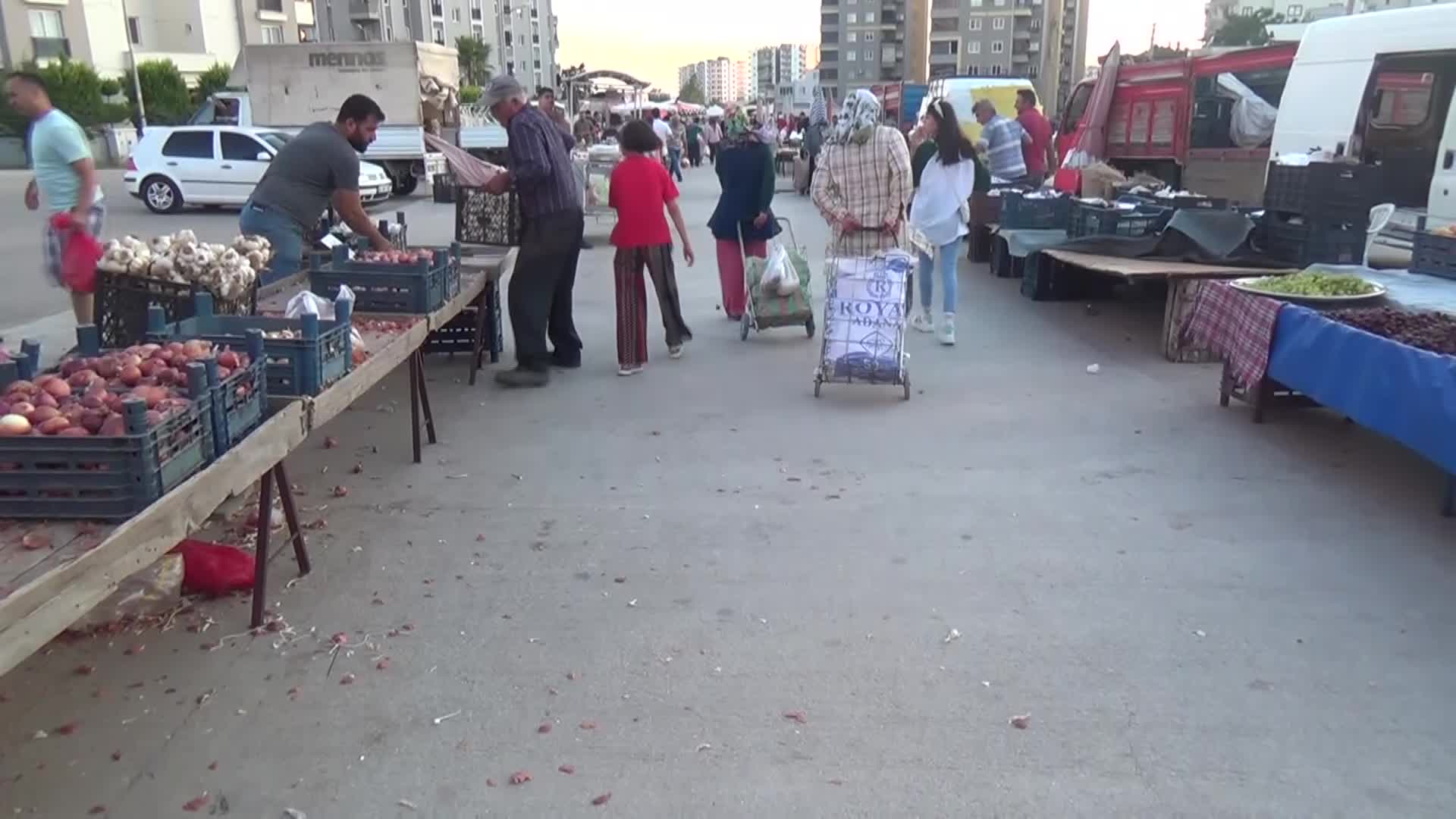 KADİRLİLİ PAZAR ESNAFI: "BU SAATTE PAZARA İĞNE ATSAN YERE DÜŞMEMESİ LAZIM AMA GÖRÜYORSUNUZ HİÇ KİMSE YOK"