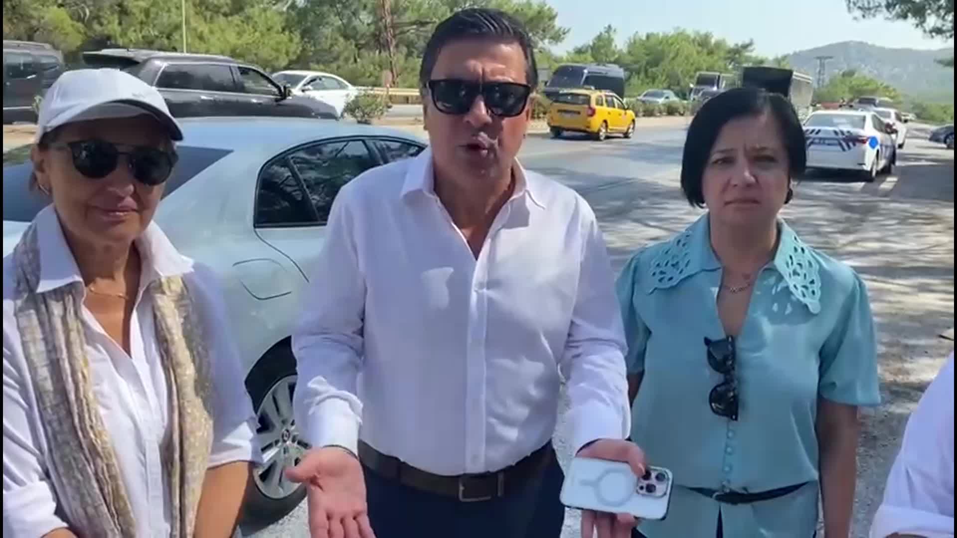 AKBELEN’E GİTMEK İÇİN YOLA ÇIKAN BODRUM BELEDİYE BAŞKANI ARAS, YOLDAKİ KİMLİK KONTROLLERİNE TEPKİ GÖSTERDİ: “VALİLİKTEN GELEN BİR EMİRLE BİZLERİ DURDULAR, TEKRAR TEKRAR KİMLİK KONTROLÜ YAPIYORLAR. BU, ‘BİZ SİZİ ORAYA GÖNDERMEYECEĞİZ’ DEMEK”