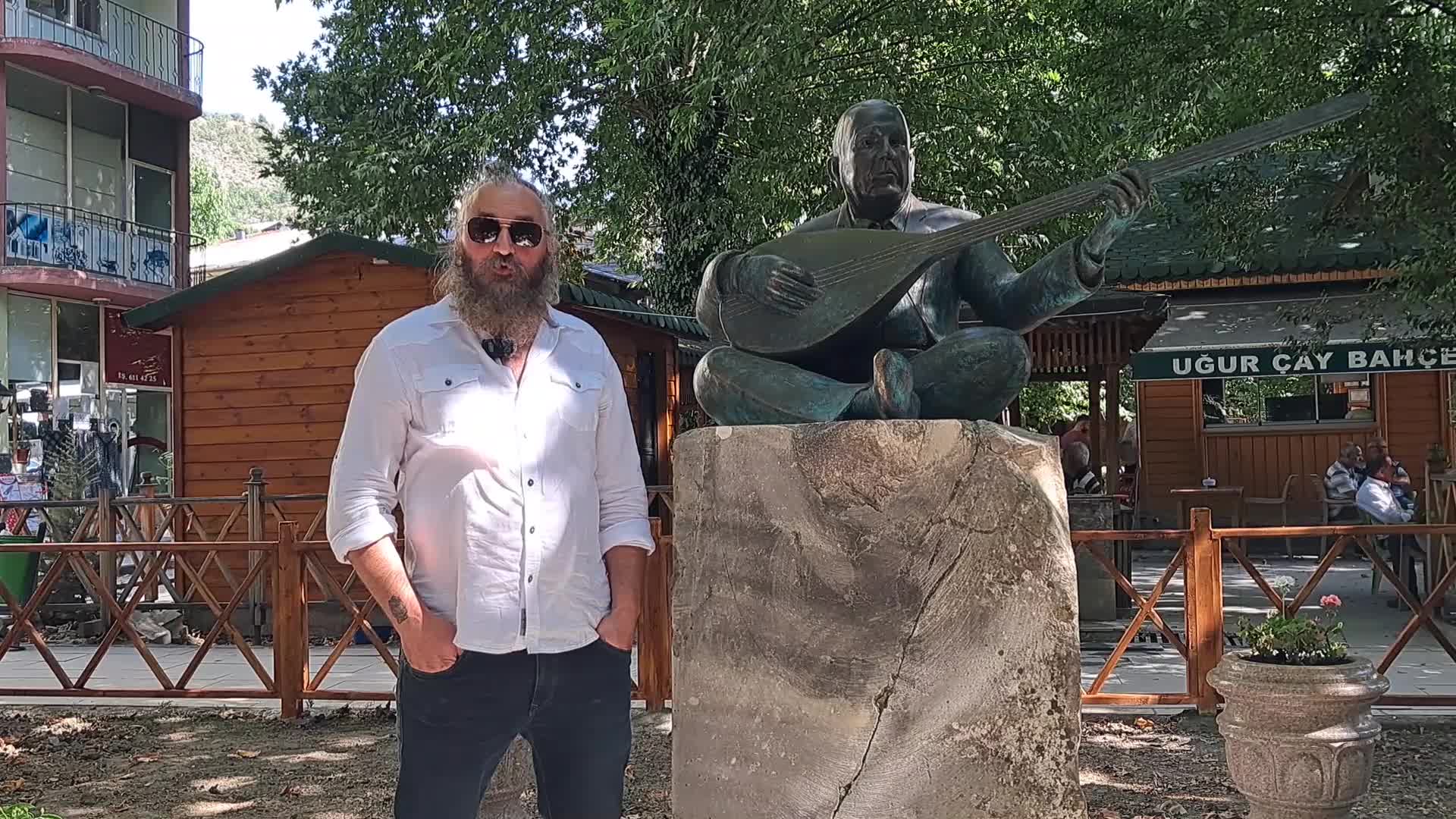 ARDANUÇ’TA AŞIK EFKARİ HEYKELİNİN HEYKELTIRAŞI SÜLEYMAN CAN: “SESİ KUVVETLİ, KALEMİ KUVVETLİ, RUHU KUVVETLİ VE RUHU GÜZEL BİR İNSAN…”