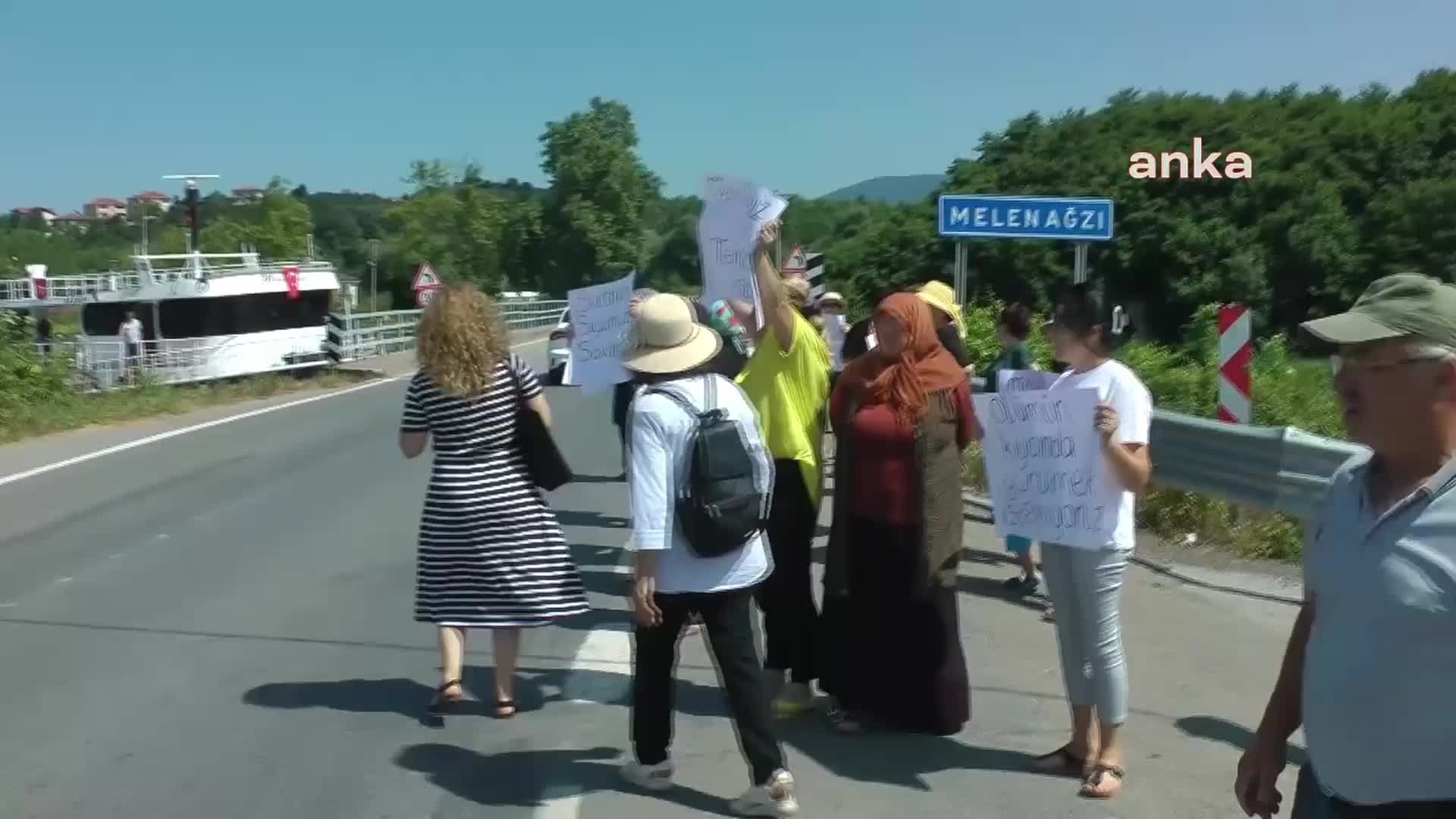 AKÇAKOCA'YA BAĞLI MELENAĞZI KÖYÜNDE KADINLAR, SU VE TRAFİK SORUNUNA DİKKAT ÇEKMEK İÇİN EYLEM YAPTI