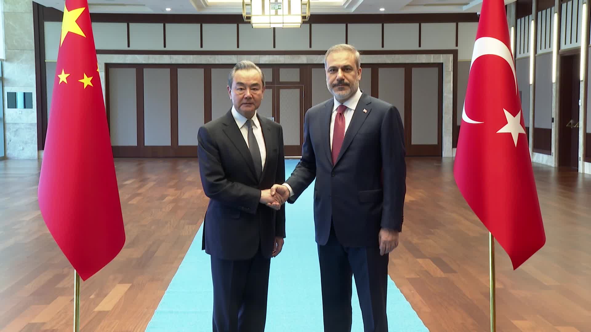 HAKAN FİDAN, ÇİN’İN YENİ DIŞİŞLERİ BAKANI VANG Yİ İLE GÖRÜŞTÜ