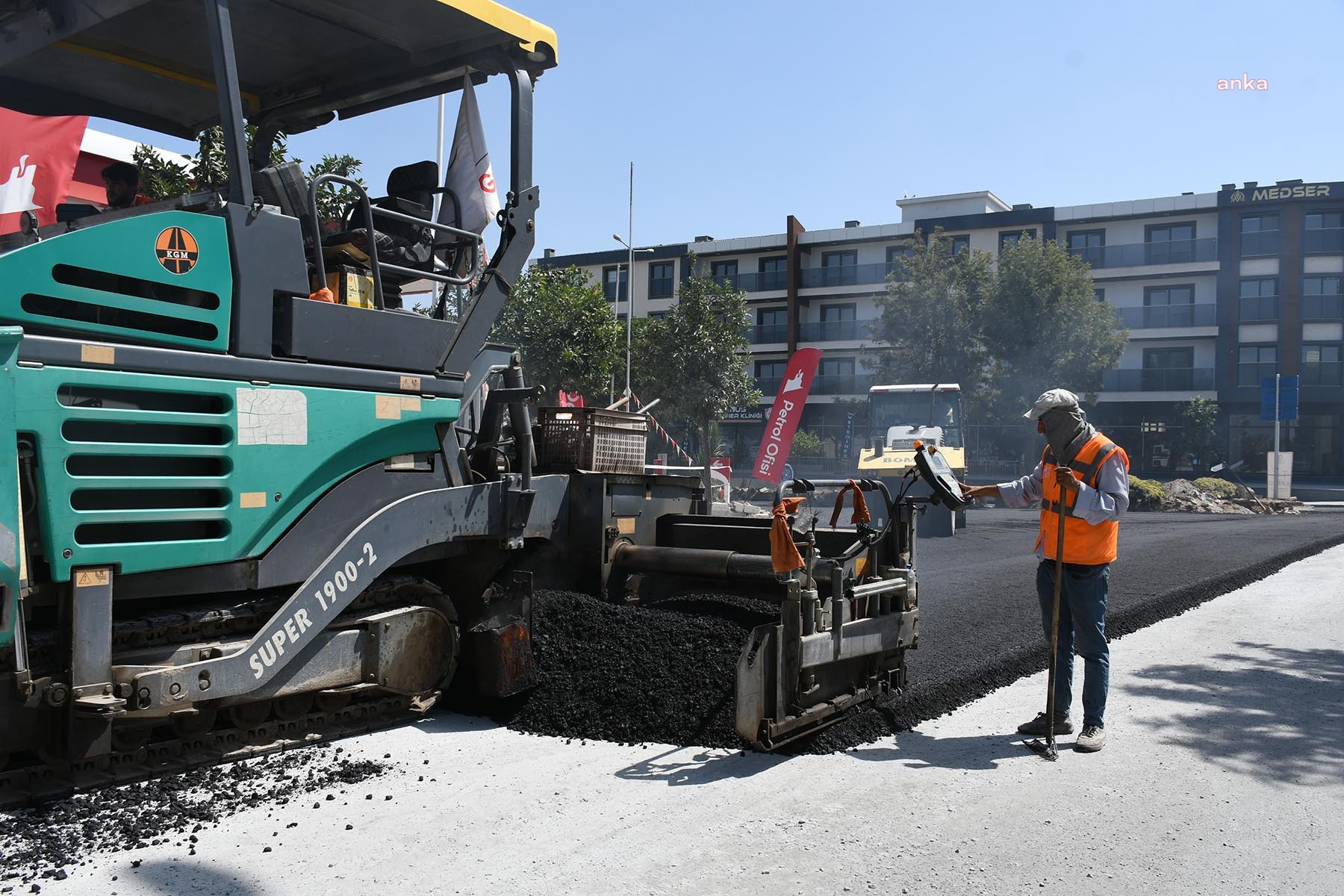 KUŞADASI BELEDİYESİ'NDEN DAVUTLAR’DA ÜSTYAPI YENİLEME ÇALIŞMASI