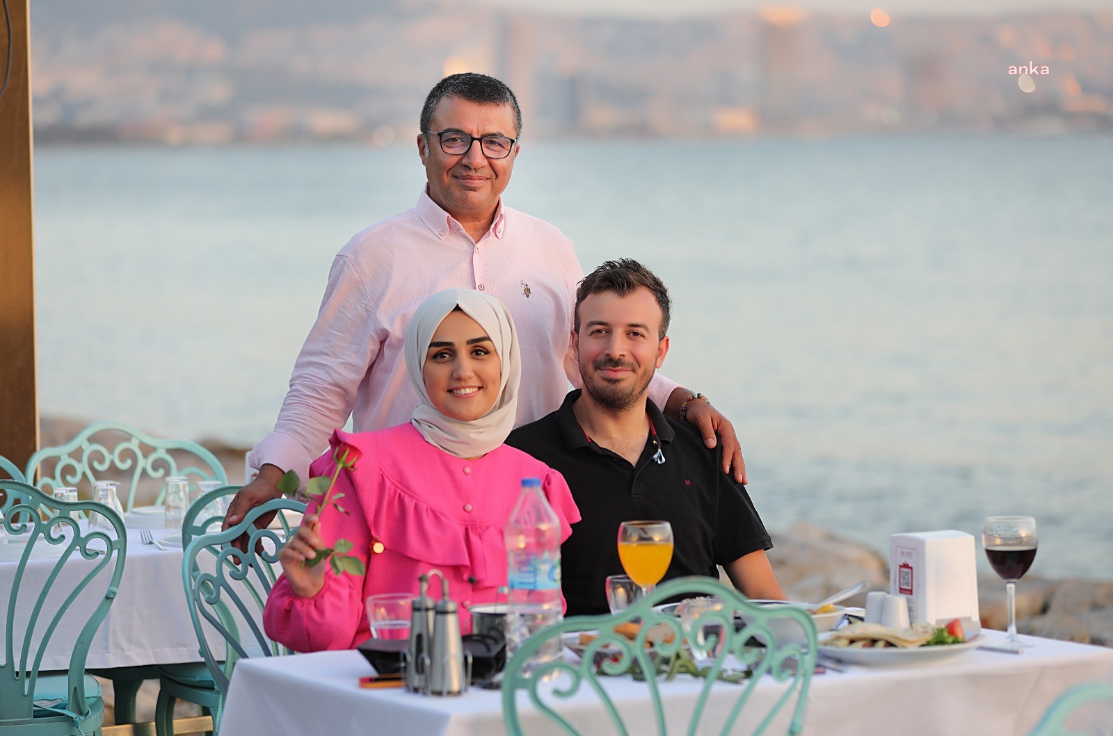 BAYRAKLI BELEDİYE BAŞKANI SANDAL’DAN DÜĞÜNLERİ YARIDA KALAN ÇİFTE JEST