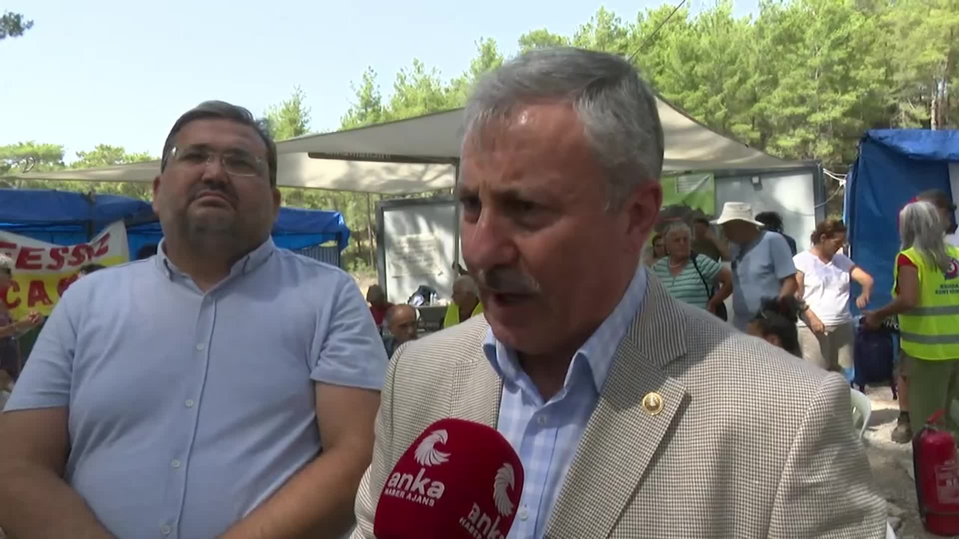 SELÇUK ÖZDAĞ’DAN AKBELEN'DE AĞAÇ KESİMİNE DİRENEN KÖYLÜLERE DESTEK: “BİR HAK ARAYIŞI VAR BURADA. KULAKLARINIZI AÇIN DUYUN BU SESLERİ, GÖZLERİNİZİ AÇIN VE GÖRÜN BU SESLERİ, 3-5 TANE ZENGİNİ KORUMAYIN”