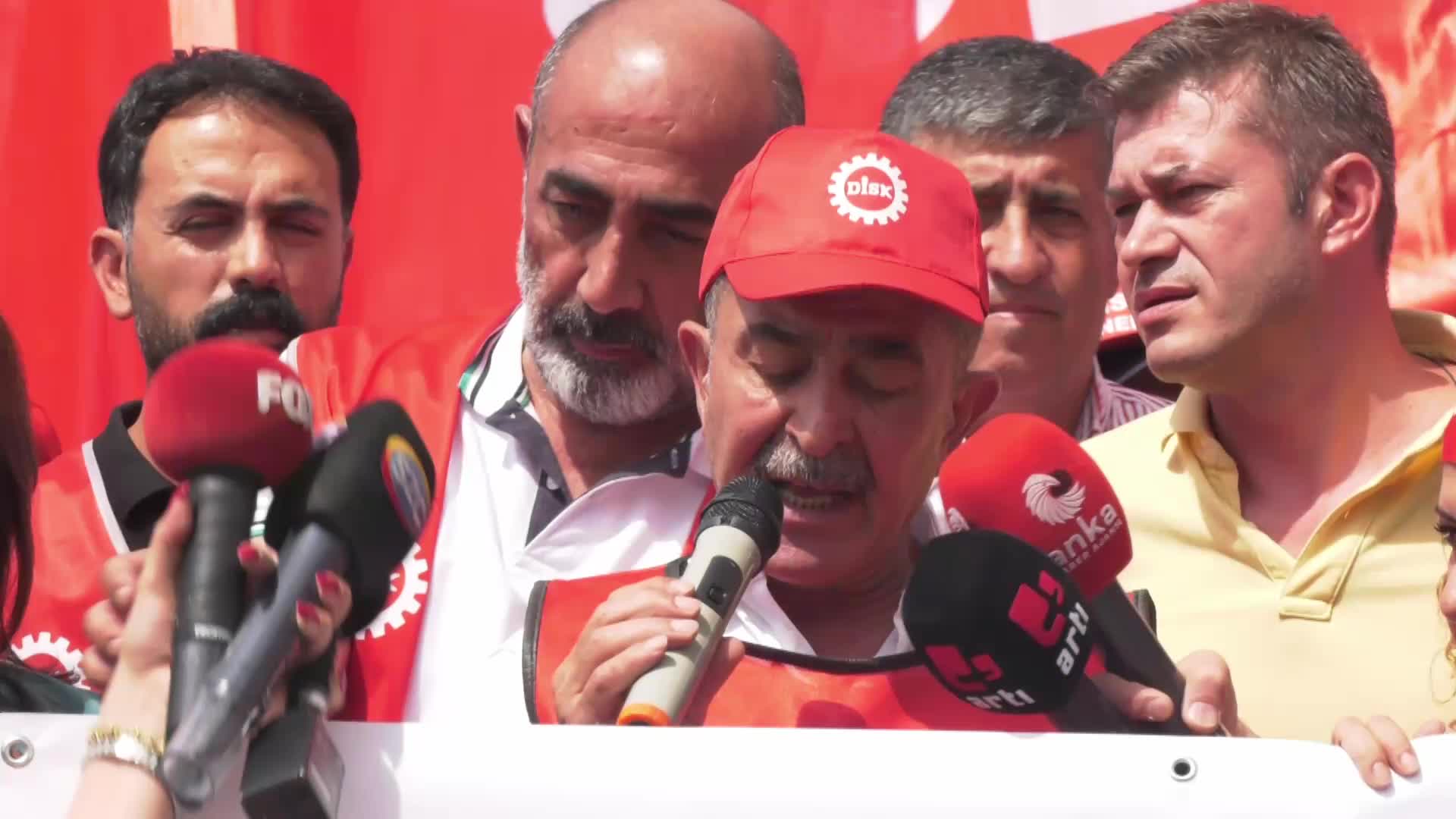 DİSK ÜYELERİ ANKARA’DA ZAMLARI VE VERGİLERİ PROTESTO ETTİ: “GEÇİNEMİYORUZ”