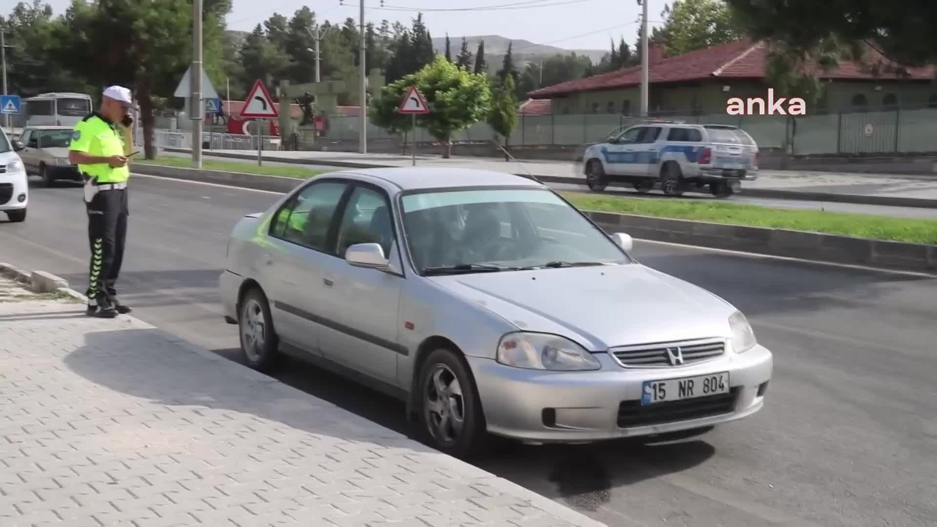 BURDUR’DA 'DUR' İHTARINA UYMAYAN SÜRÜCÜ, 2 POLİSİ YARALADI