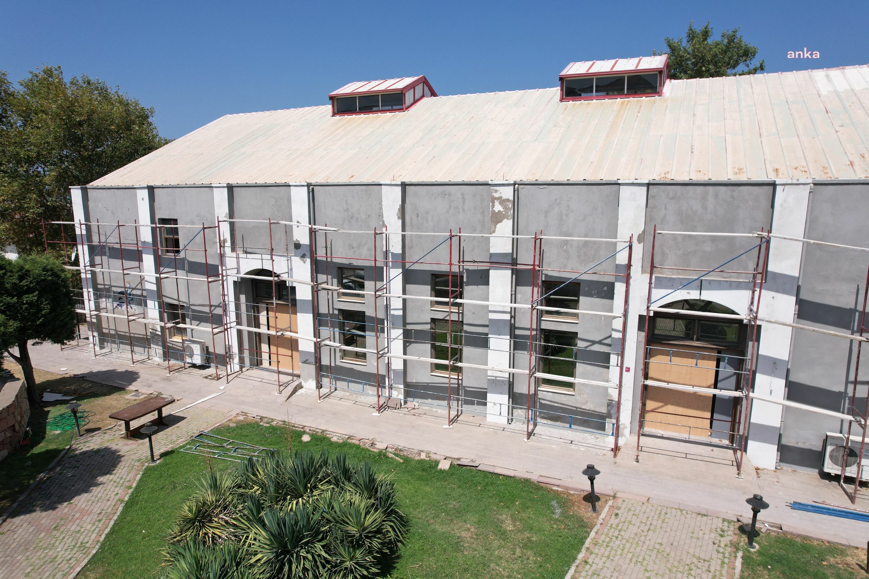 AYVALIK BELEDİYESİ, İSMET İNÖNÜ KÜLTÜR MERKEZİ'Nİ BAŞTAN SONA YENİLİYOR