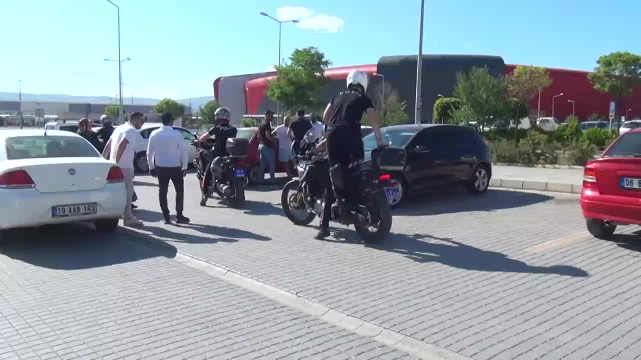 ÇORUM’DA HASTANE BAHÇESİNDE İKİ AİLE ARASINDA TARTIŞMA ÇIKTI, SAĞLIK ÇALIŞANI BACAĞINDAN BIÇAKLANDI