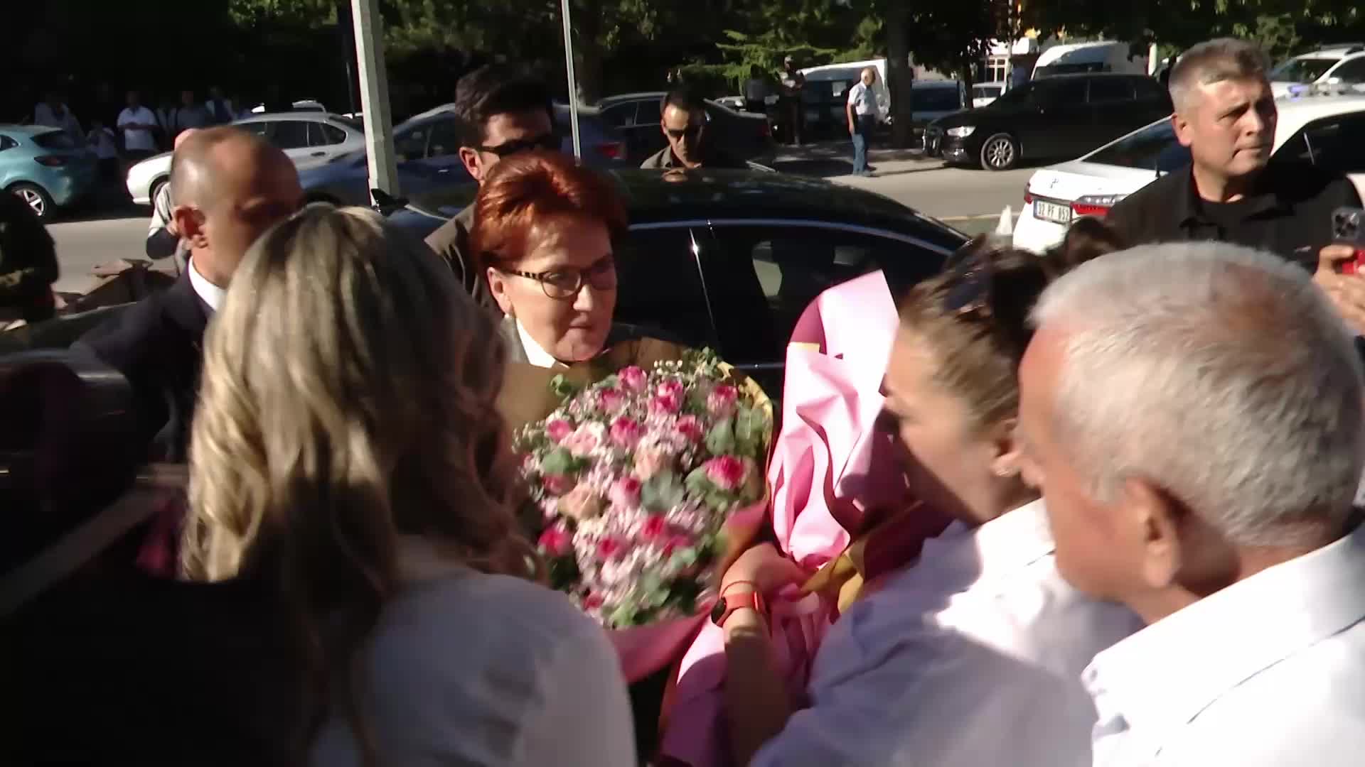 MERAL AKŞENER: “MİL-DİYANET DİYE BİR DERNEK ŞİMDİ SUÇ DUYURUSUNDA BULUNDU, ‘İMAMI TEHDİTTEN’. BEN KERESTE GİBİ BİR ERKEĞİ TEHDİT ETMİŞİM, GÜZEL. ŞİMDİ TEKRAR TEHDİT EDİYORUM. BAKALIM NE YAPACAKLAR? İPİN UCU KOPTU”