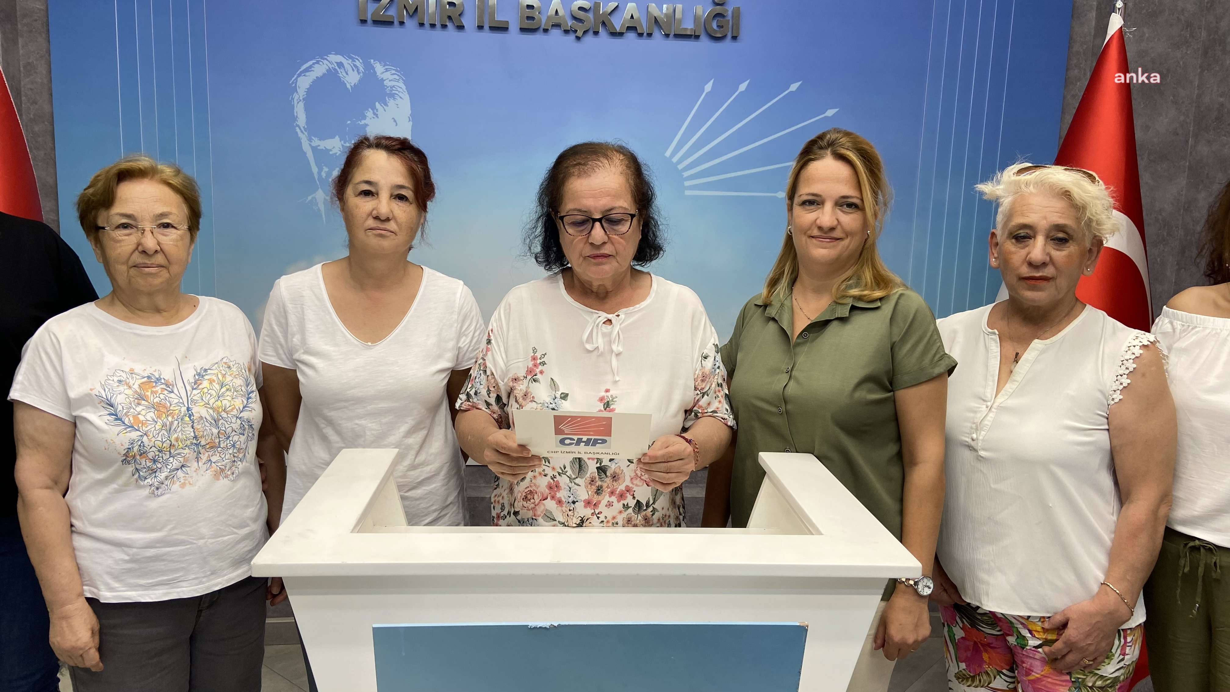 CHP İZMİR KADIN KOLLARI: “KADINLARIN KAZANILMIŞ HAKLARINA GÖZ DİKMEYİN”