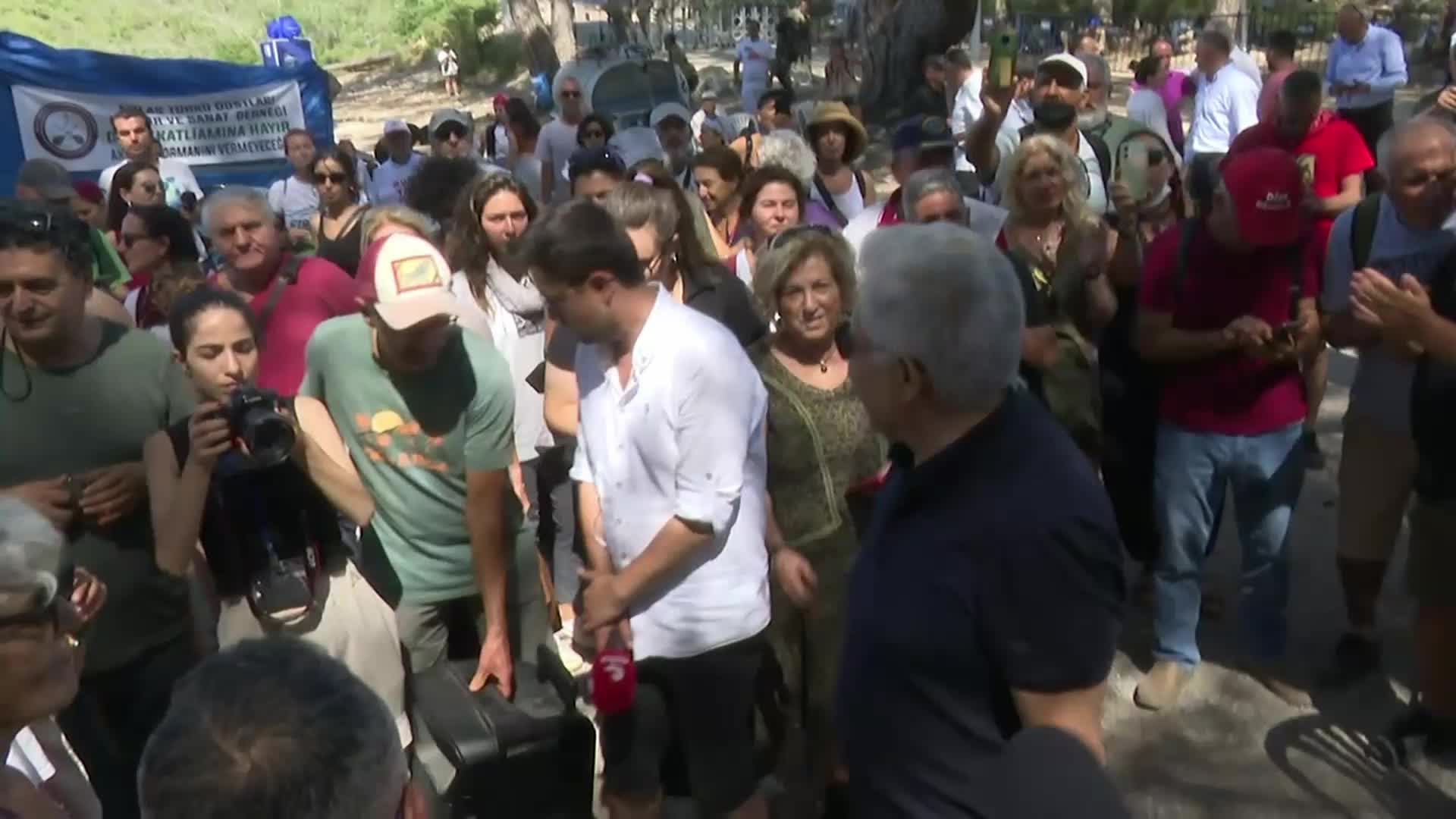 ZÜLFÜ LİVANELİ, AKBELEN ORMANI'NDA “KARLI KAYIN ORMANI” ŞARKISI İLE KARŞILANDI: “LANET OLASI KAR HIRSI, İNSANLARIN GÖZÜ DOYMUYOR… AMA ŞUNU BİLSİNLER, HALKLA İNATLAŞILMAZ”