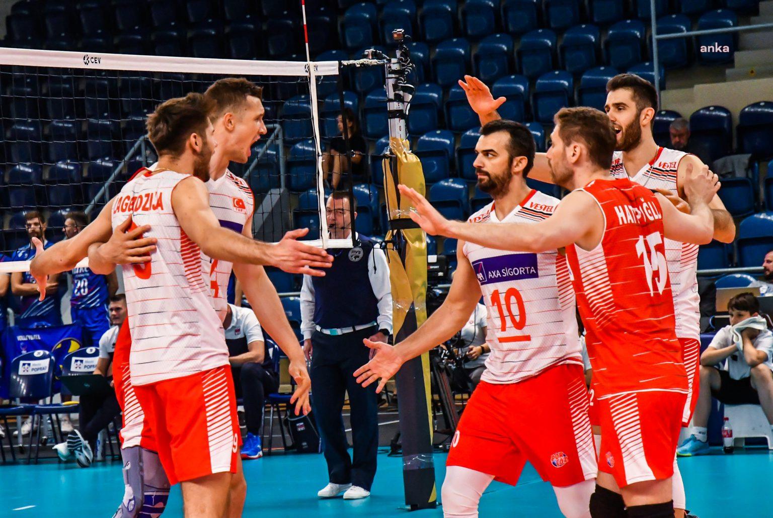 A MİLLİ ERKEK VOLEYBOL TAKIMI UKRAYNA’YI 3-2 MAĞLUP EDEREK FİNALE YÜKSELDİ