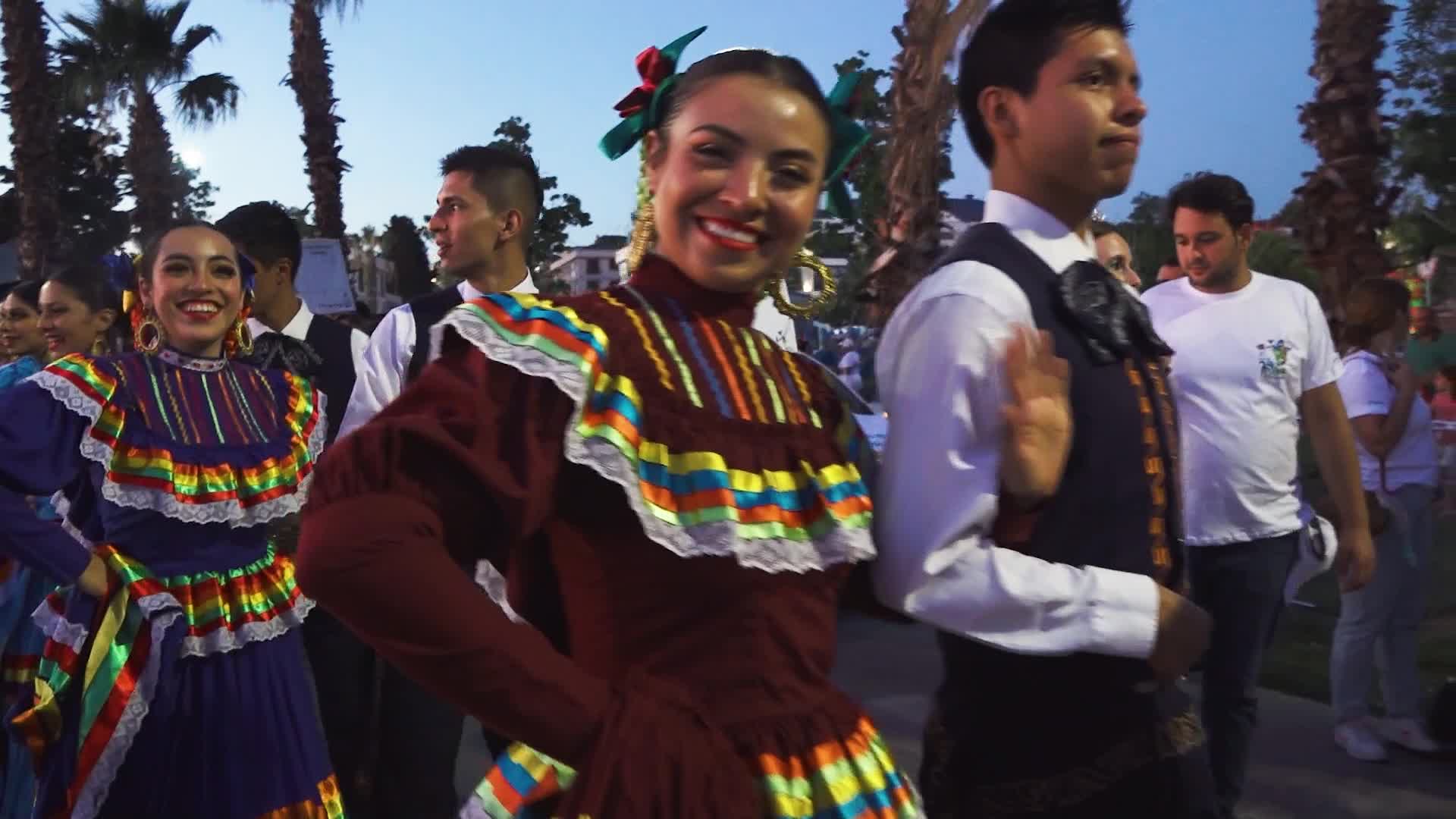 100 ÜLKENİN KATILDIĞI İSTANBUL BÜYÜKÇEKMECE KÜLTÜR VE SANAT FESTİVALİ'NİN GÖRÜNTÜLERİ RİO KARNAVALINI ARATMADI