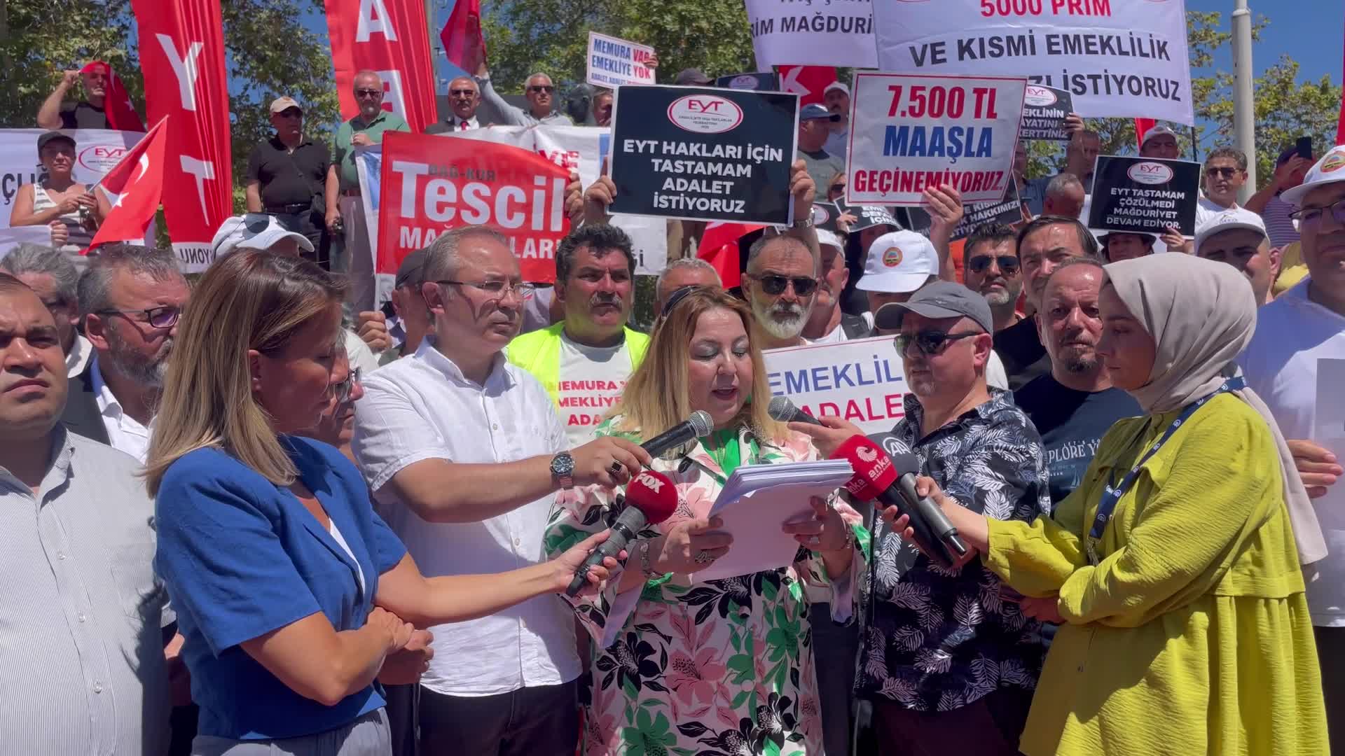EYT'LİLER İSTANBUL'DA EYLEM YAPTI: "SOSYAL GÜVENLİK SİSTEMİNİN MAĞDUR ETTİĞİ YASALAR DEĞİŞTİRİLENE KADAR BURADAYIZ"