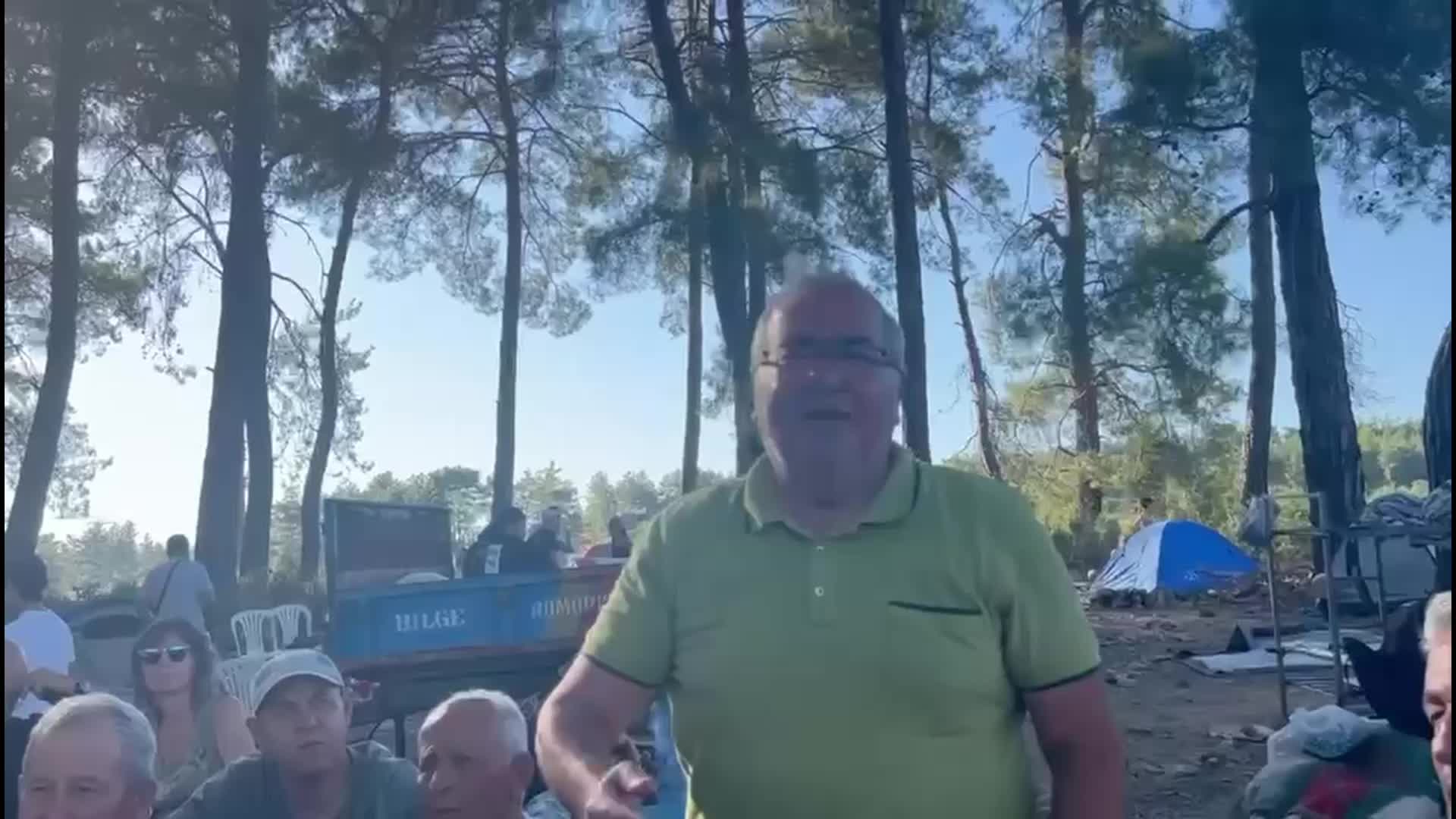 AKBELEN’DE ELİNDEKİ AĞUSTOS BÖCEĞİNİ GÖSTEREN İKİZKÖYLÜ KADIN: “ÖBÜR HER HAYVAN KAÇIYOR ELİNDEN GELDİĞİ KADAR, BUNLAR ORADA PATLAYIP GİDİYOR”
