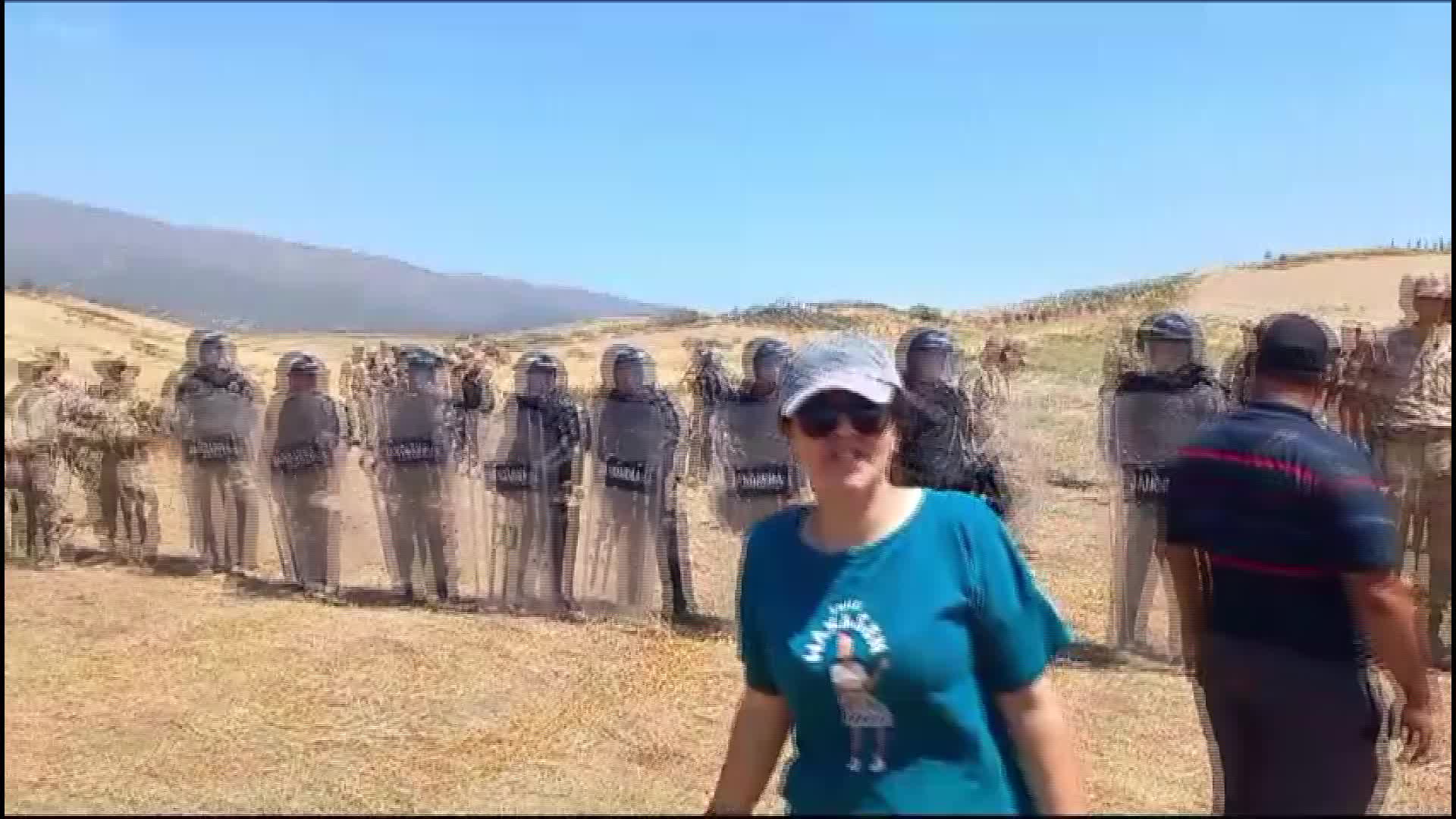 ANTAKYA- DİKMECE KÖYLÜLERİNİN ARAZİLERİNE JANDARMA EŞLİĞİNDE İŞ MAKİNALARI GİRDİ... "O ZEYTİNLERİN HAKKI DA BİZİM HAKKIMIZ DA HELAL DEĞİL"