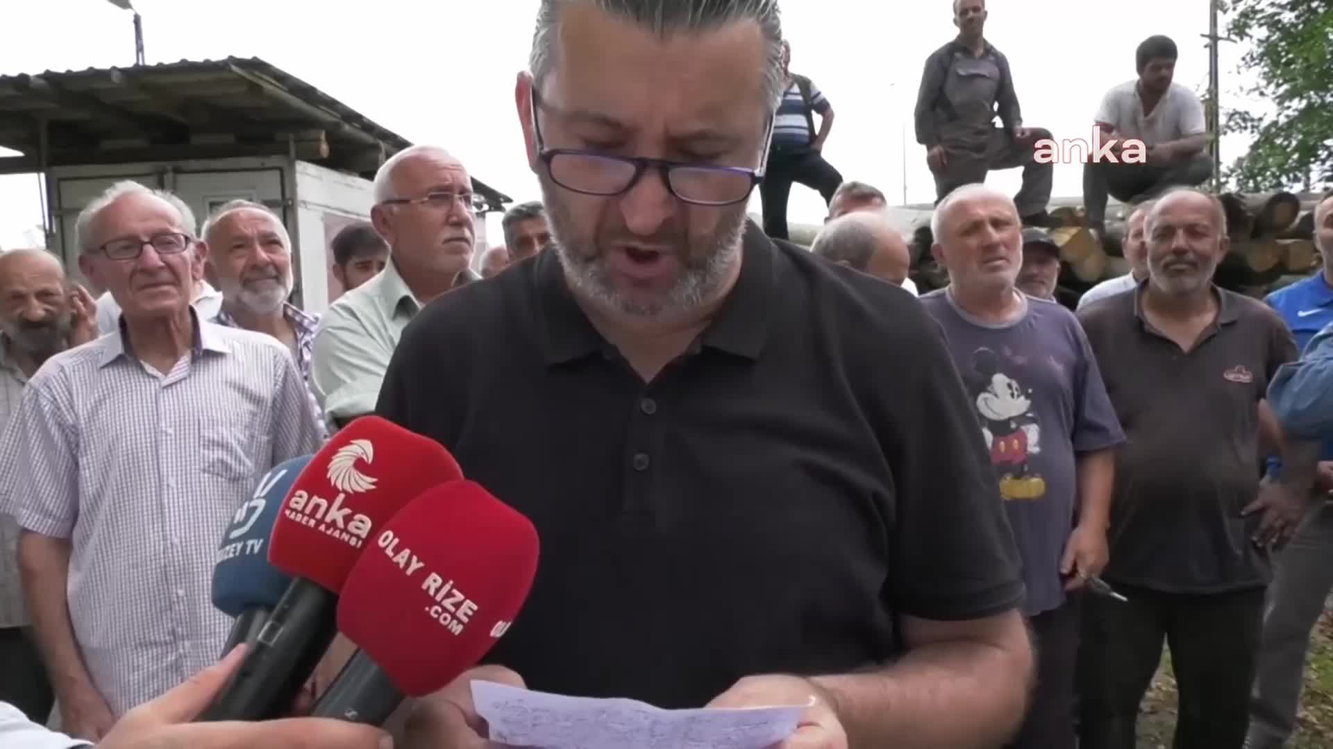 RİZE’DE SÖĞÜTLÜ VE BALIKÇI KÖYÜ SAKİNLERİ, YIKIM KARARINA KARŞIN SAHİL YOLUNA KURULAN ŞANTİYENİN KALDIRILMAMASINI PROTESTO ETTİ