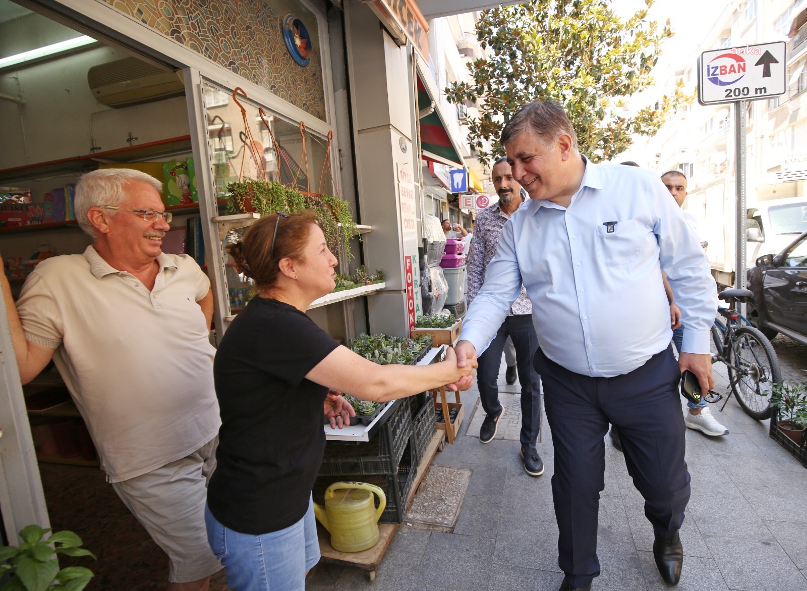 BAŞKAN TUGAY, DAHA SAĞLIKLI BİR KENT YAŞAMI İÇİN KARŞIYAKA’YI ADIM ADIM GEZİYOR