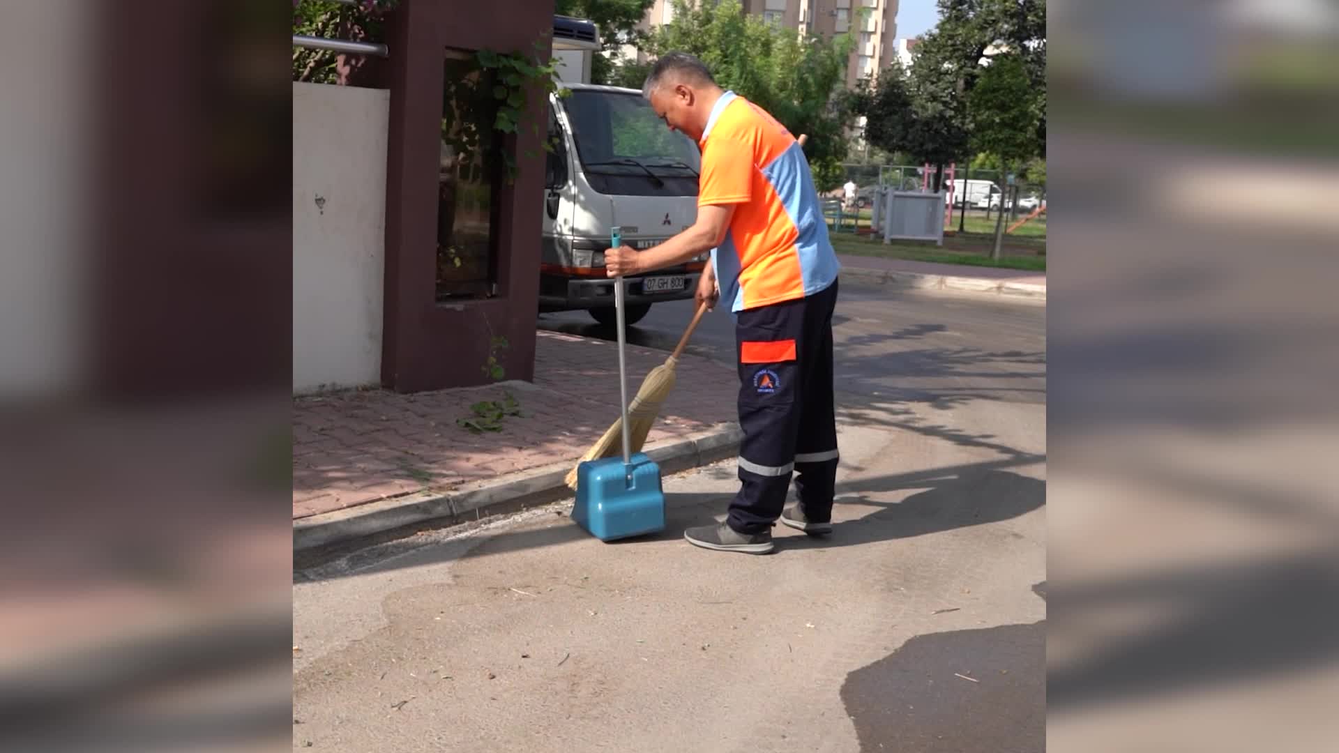 MURATPAŞA BELEDİYE BAŞKANI UYSAL, DÜNYA EMPATİ GÜNÜ’NDE SOKAKLARI SÜPÜRDÜ