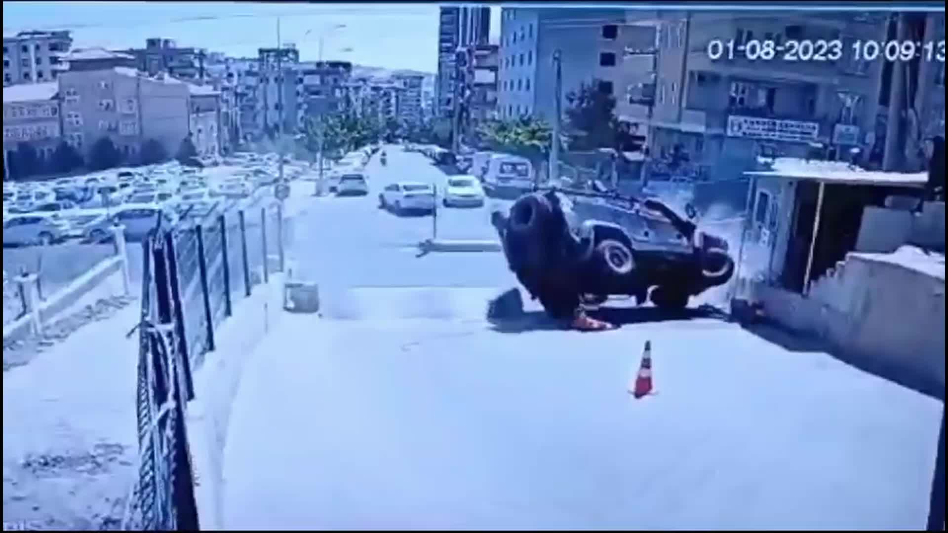 ŞANLIURFA'DA ZIRHLI ARAÇ DEVRİLDİ, ARACI KULLANAN POLİS ŞEHİT OLDU