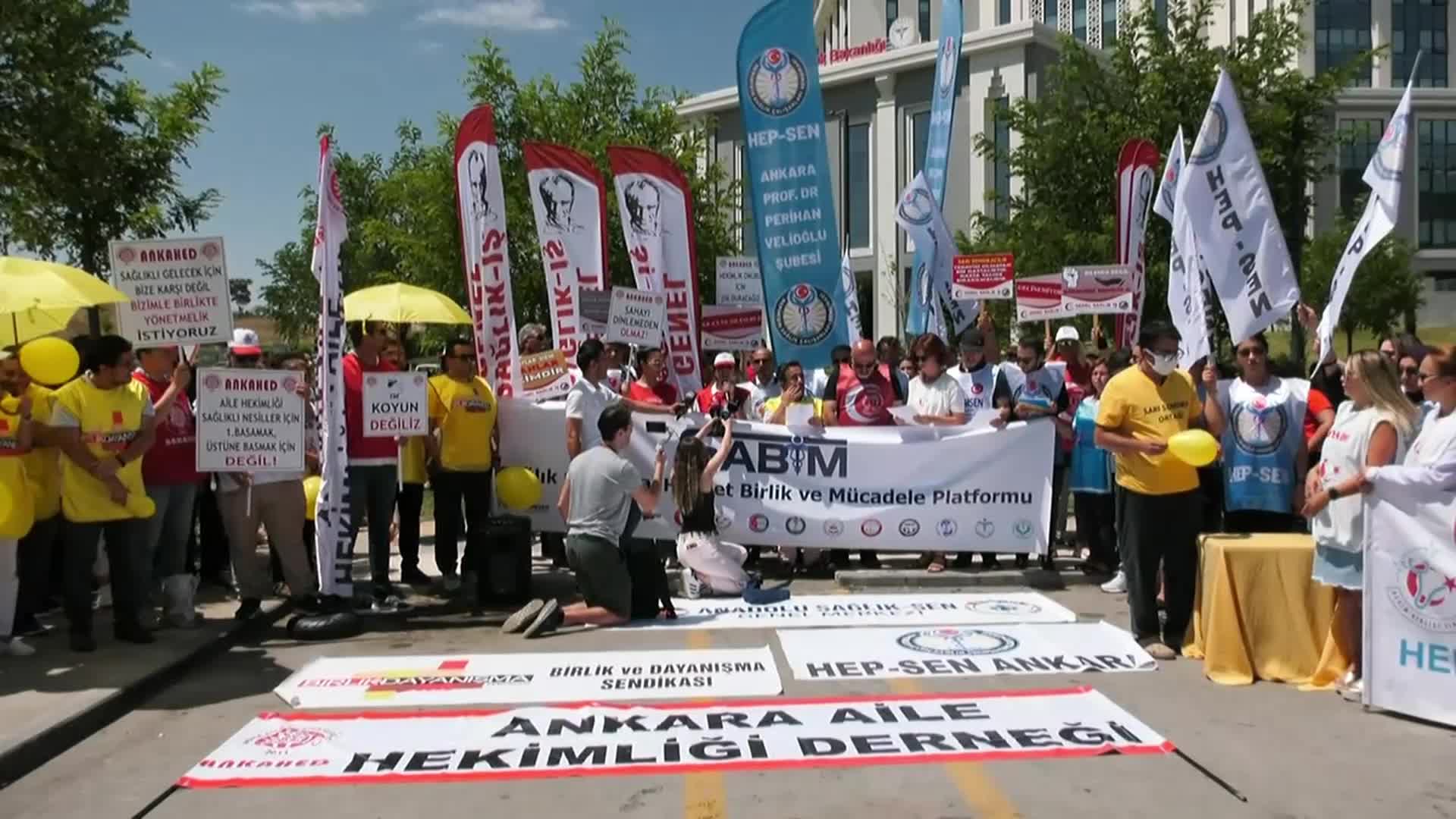 SAĞLIK ÇALIŞANLARI İŞ BIRAKTI... SAĞLIK BAKANLIĞI ÖNÜNE GİDEN SAĞLIKÇILAR: "NİTELİKLİ SAĞLIK SİSTEMİ VE HASTALARIMIZ İÇİN MÜCADELE EDİYORUZ"