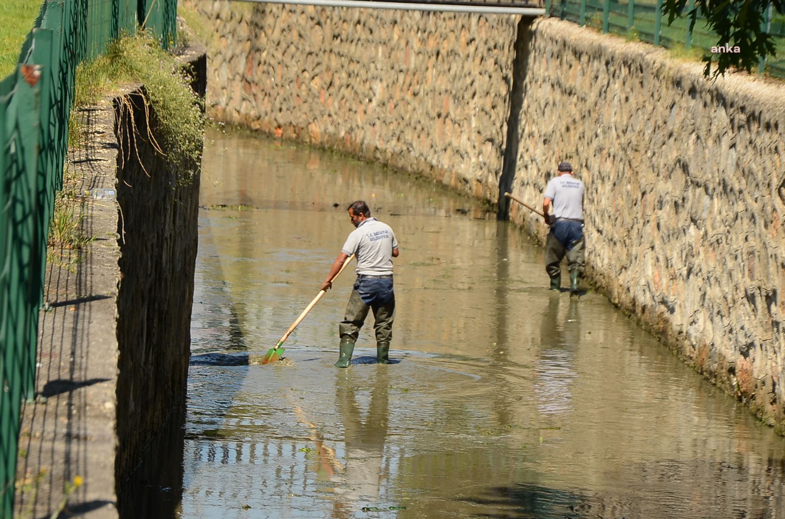 BOZÜYÜK BELEDİYESİ EKİPLERİNDEN KANAL TEMİZLİĞİ