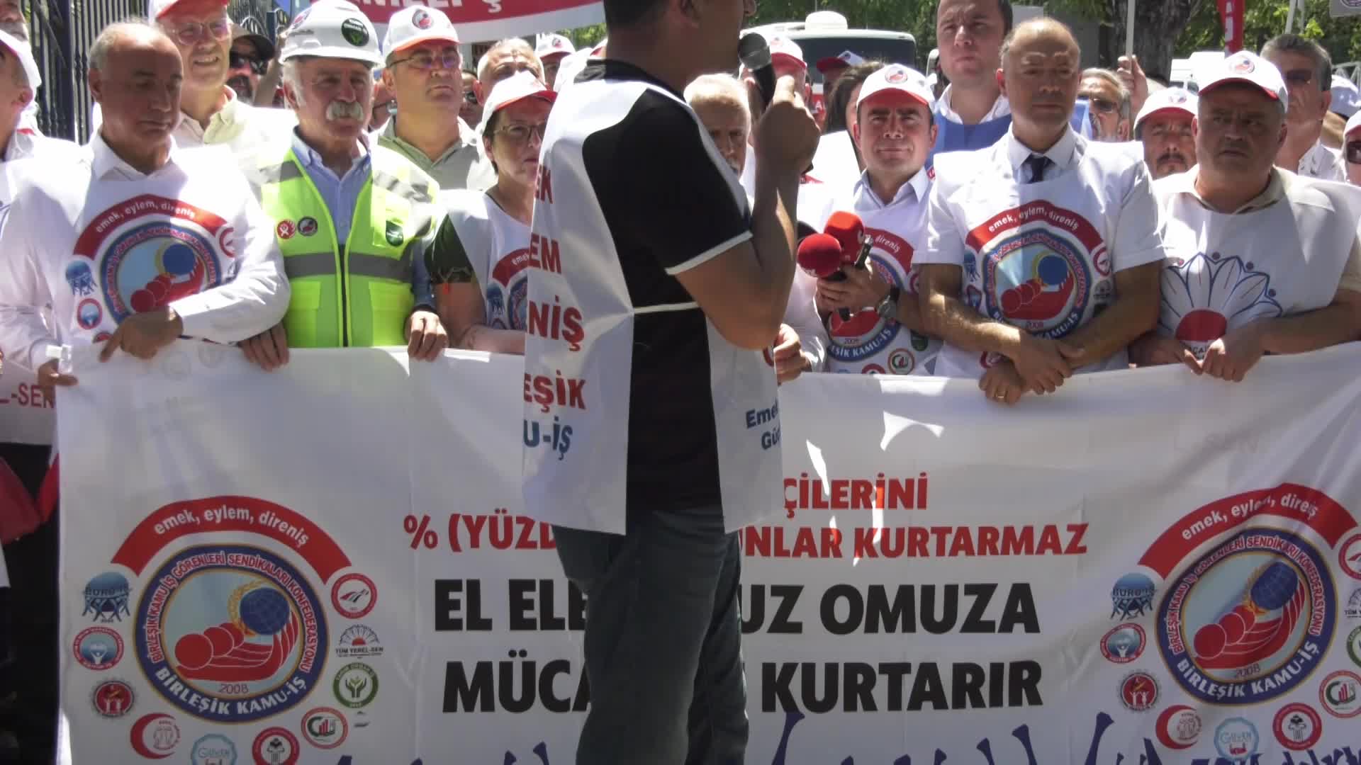 KAMU EMEKÇİLERİ, ÇALIŞMA BAKANLIĞI ÖNÜNDE EYLEM YAPTI: "SORUNLARIMIZIN YÜZDELİK VE EK ZAMLARLA ÇÖZÜLMESİ MÜMKÜN DEĞİL"