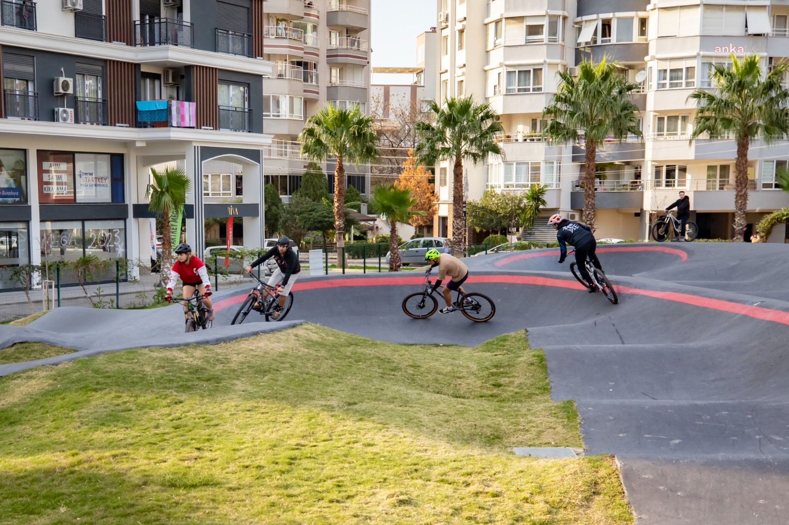 KARŞIYAKA’DA PUMP TRACK BİSİKLET PARKURU YOĞUN İLGİ GÖRÜYOR