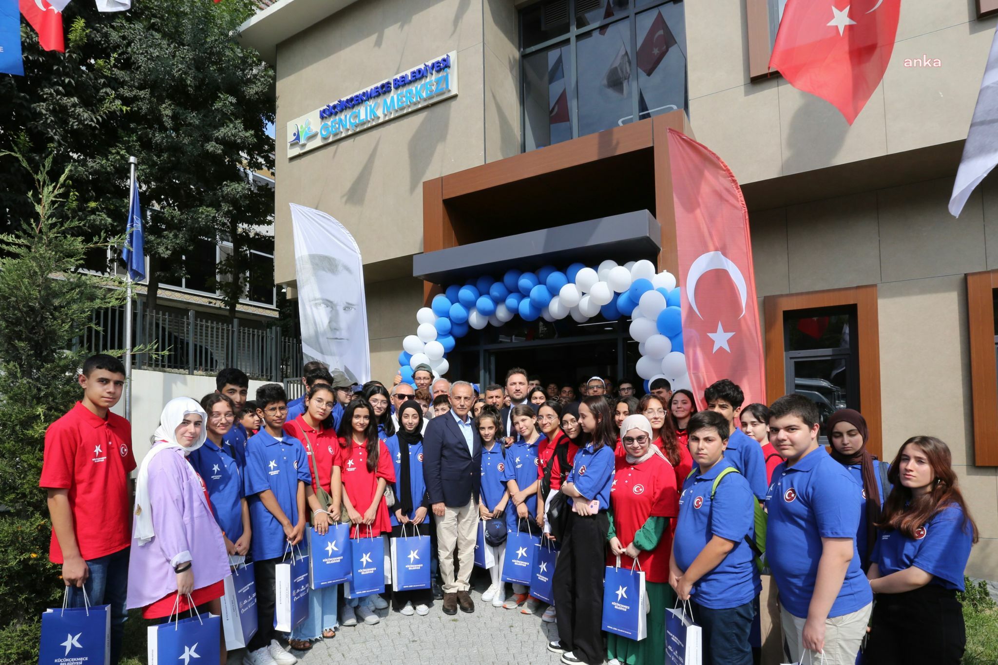 KÜÇÜKÇEKMECE BELEDİYESİ GENÇLİK MERKEZİ HİZMETE AÇILDI