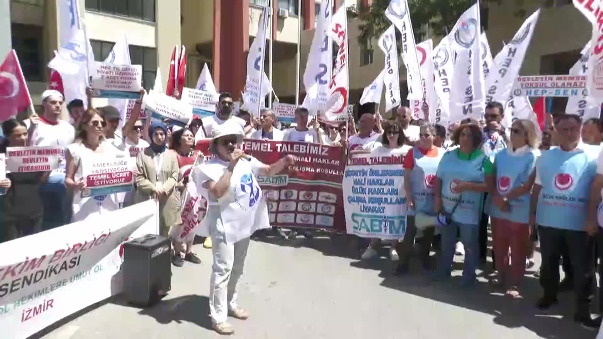 İZMİR'DE SAĞLIKÇILARDAN BAKAN KOCA'YA ŞARKILI PROTESTO