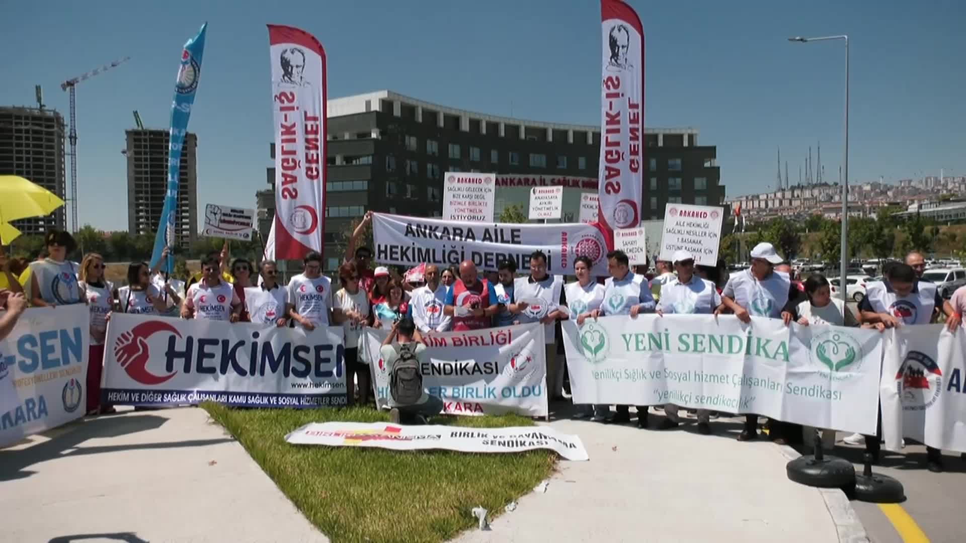 SAĞLIK ÇALIŞANLARININ İŞ BIRAKMA EYLEMİ İKİNCİ GÜNÜNDE... ANKARA İL SAĞLIK MÜDÜRLÜĞÜ ÖNÜNDE AÇIKLAMA YAPAN SAĞLIK ÇALIŞANLARI: "TÜM HALKIMIZI YANIMIZDA OLMAYA DAVET EDİYORUZ"