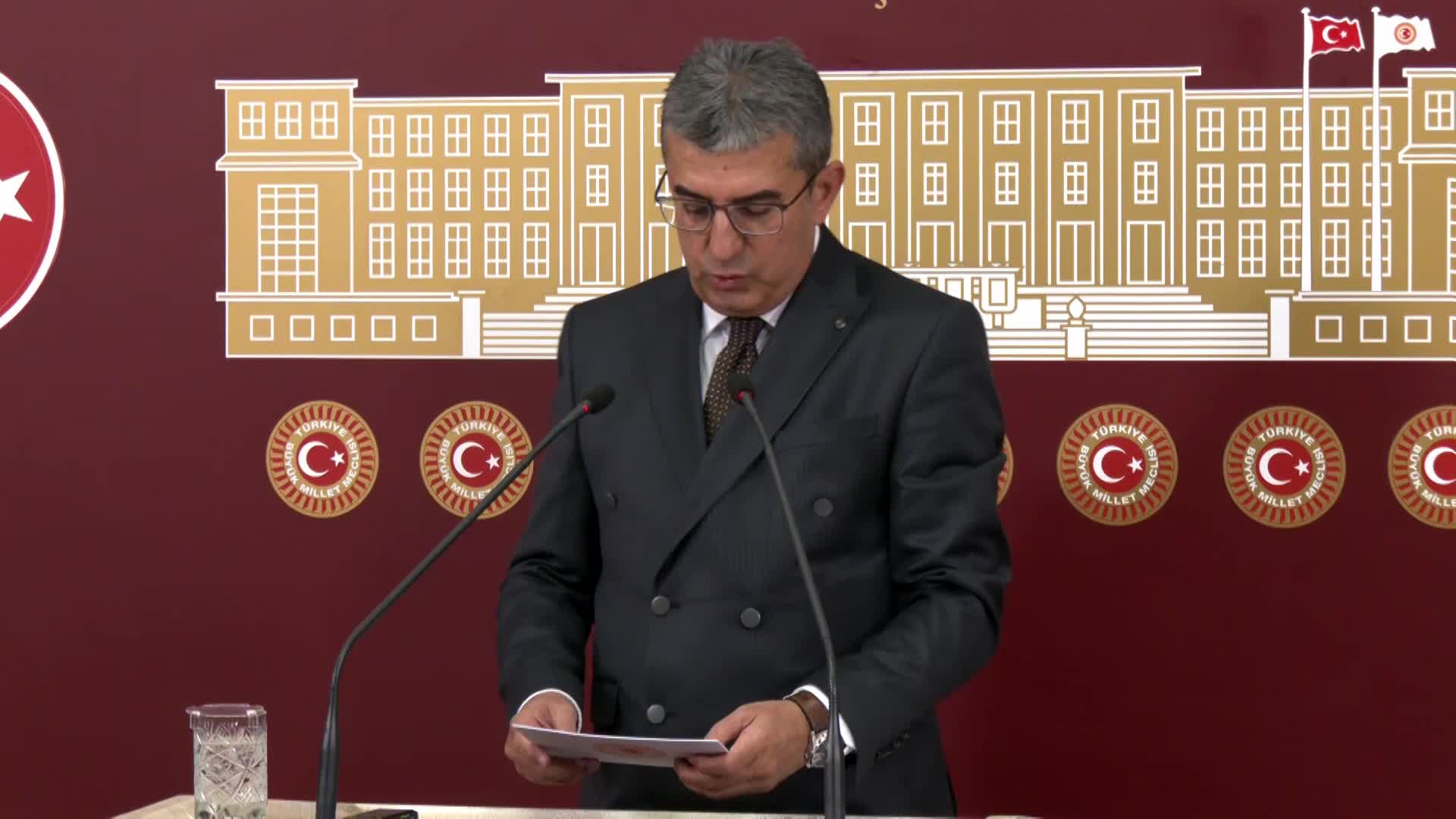 GÖKHAN GÜNAYDIN: “DÖRT MİLYON RUHSATLI SİLAH VARSA, 36 MİLYON RUHSATSIZ SİLAH VAR. HER İKİ ERİŞKİNDEN BİRİNDE YA DA HER ÜÇ EVDEN BİRİNDE BİR SİLAH VAR. SİLAHLANMA YARIŞINA MI GİRDİK?”