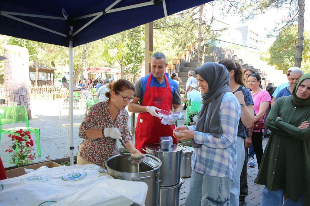ODUNPAZARI BELEDİYESİ'NDEN VATANDAŞLARA AŞURE İKRAMI
