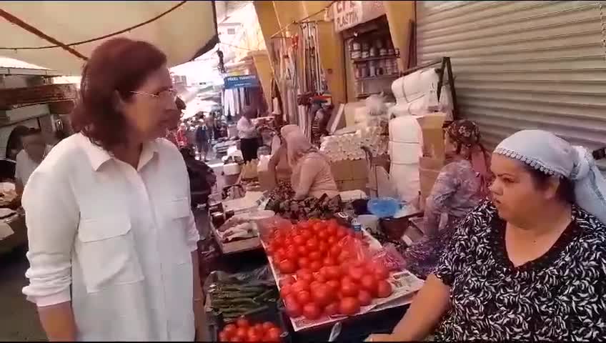 AYDINLI PAZARCI: “ÖNCEDEN GAZ, SU, EKMEK KUYRUĞU YOK MUYDU? HEPSİ VARDI, ŞU ANDA KUYRUK YOK AMA ALIM DA YOK”