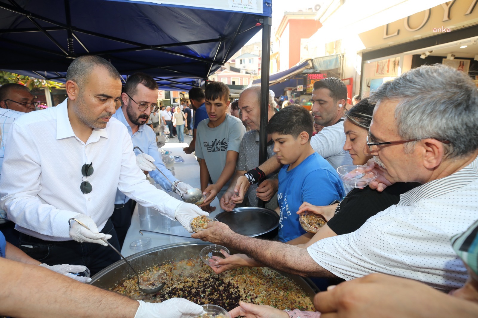 KONAK BELEDİYESİ VATANDAŞLARA AŞURE DAĞITTI