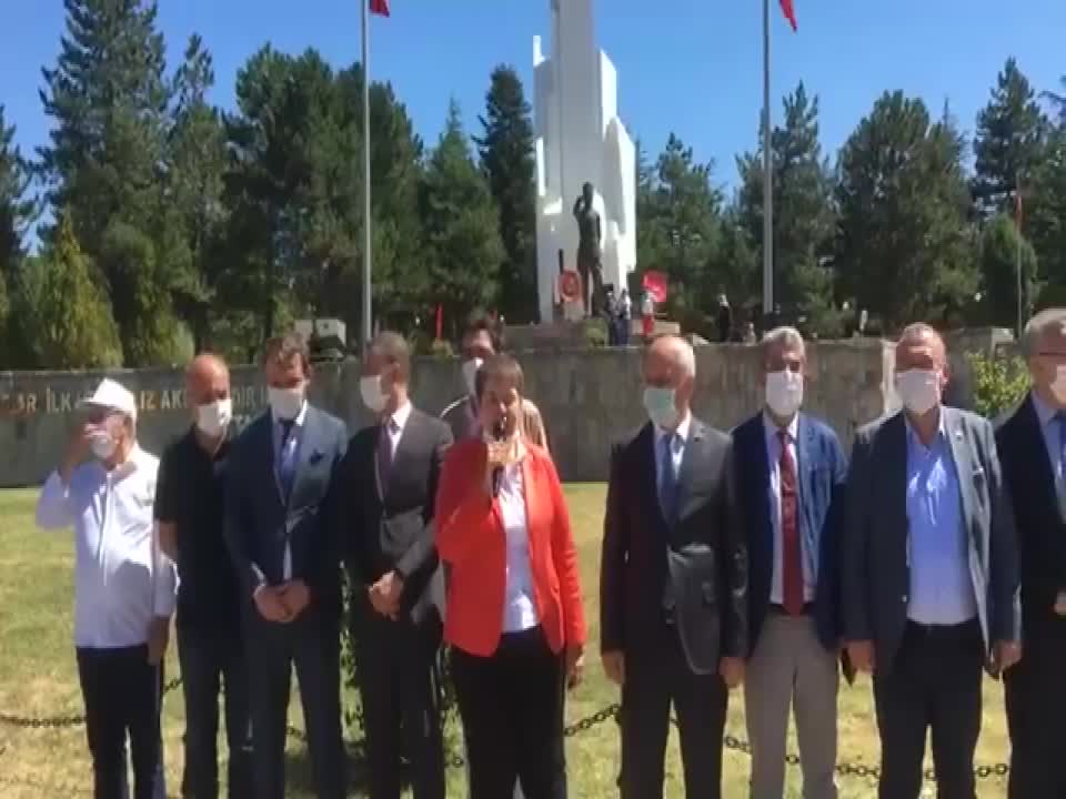 CHP HEYETİ KÜTAHYA DUMLUPINAR ŞEHİTLİĞİ'NDE ATATÜRK VE ŞEHİTLERİ ANDI