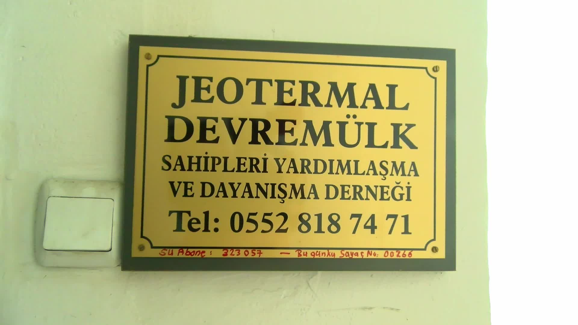 DEVRE MÜLK SAHİPLERİ ŞİKAYETÇİ... JEOTERMAL DEVRE MÜLK SAHİPLERİ YARDIMLAŞMA DAYANIŞMA DERNEĞİ BAŞKANI TEVFİK SEYREK: "2023 OLDU HALA ORTALIKTA BİR ŞEY YOK. BİR KAZMA DAHİ VURULMAMIŞ. TEK ÇARE VAR; ORAYA KAYYUM ATANSIN"