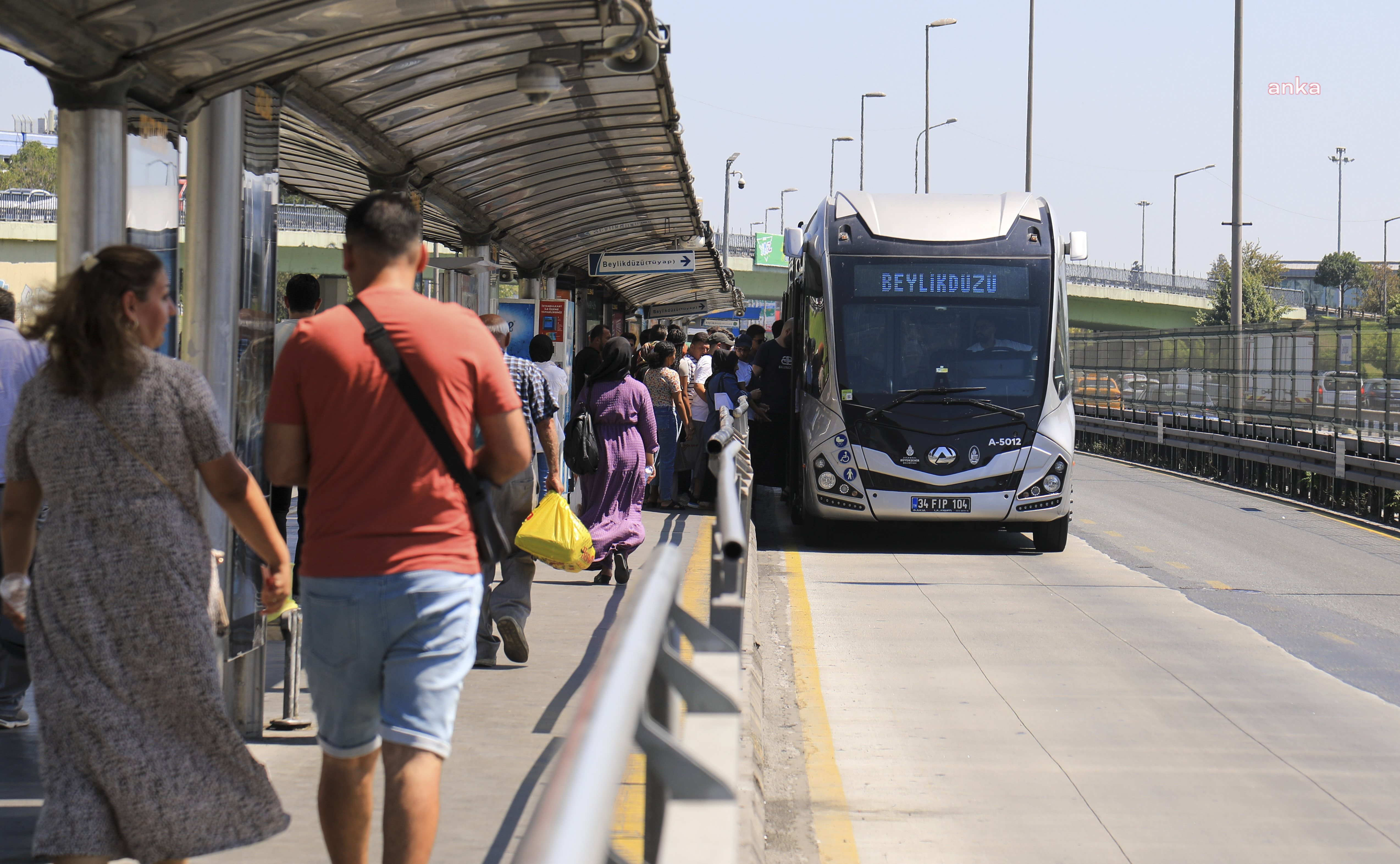 İBB’NİN YENİ METROBÜSLERİ SEFERE BAŞLADI