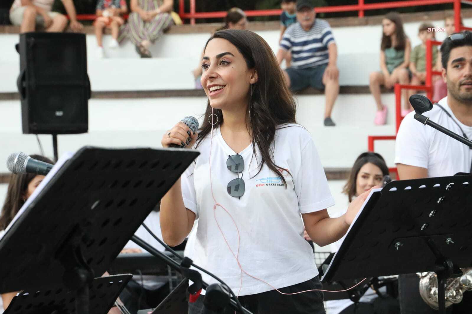 İZMİT BELEDİYESİ, ÖZKAN UĞUR'U UNUTULMAZ ŞARKILARIYLA ANDI