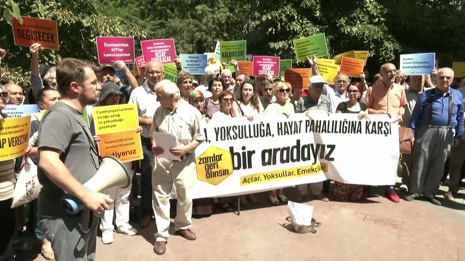 SİVİL TOPLUM KURULUŞLARI, HAYAT PAHALILIĞINI ANKARA’DA PROTESTO ETTİ: “AÇLAR, YOKSULLAR, EMEKÇİLER, EMEKLİLER OLARAK İNSANCA BİR ÜCRET, İNSANCA BİR YAŞAM İSTİYORUZ”