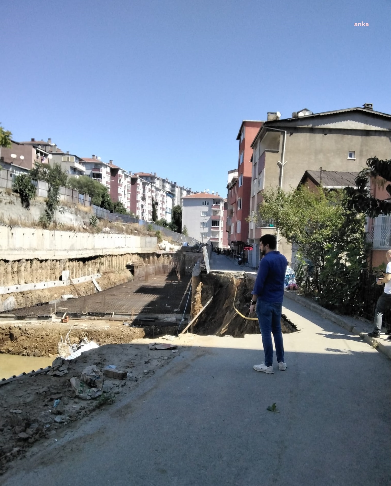 İSTANBUL SARIYER’DE YOL ÇÖKTÜ ÇEVREDEKİ BİNALAR BOŞALTILDI